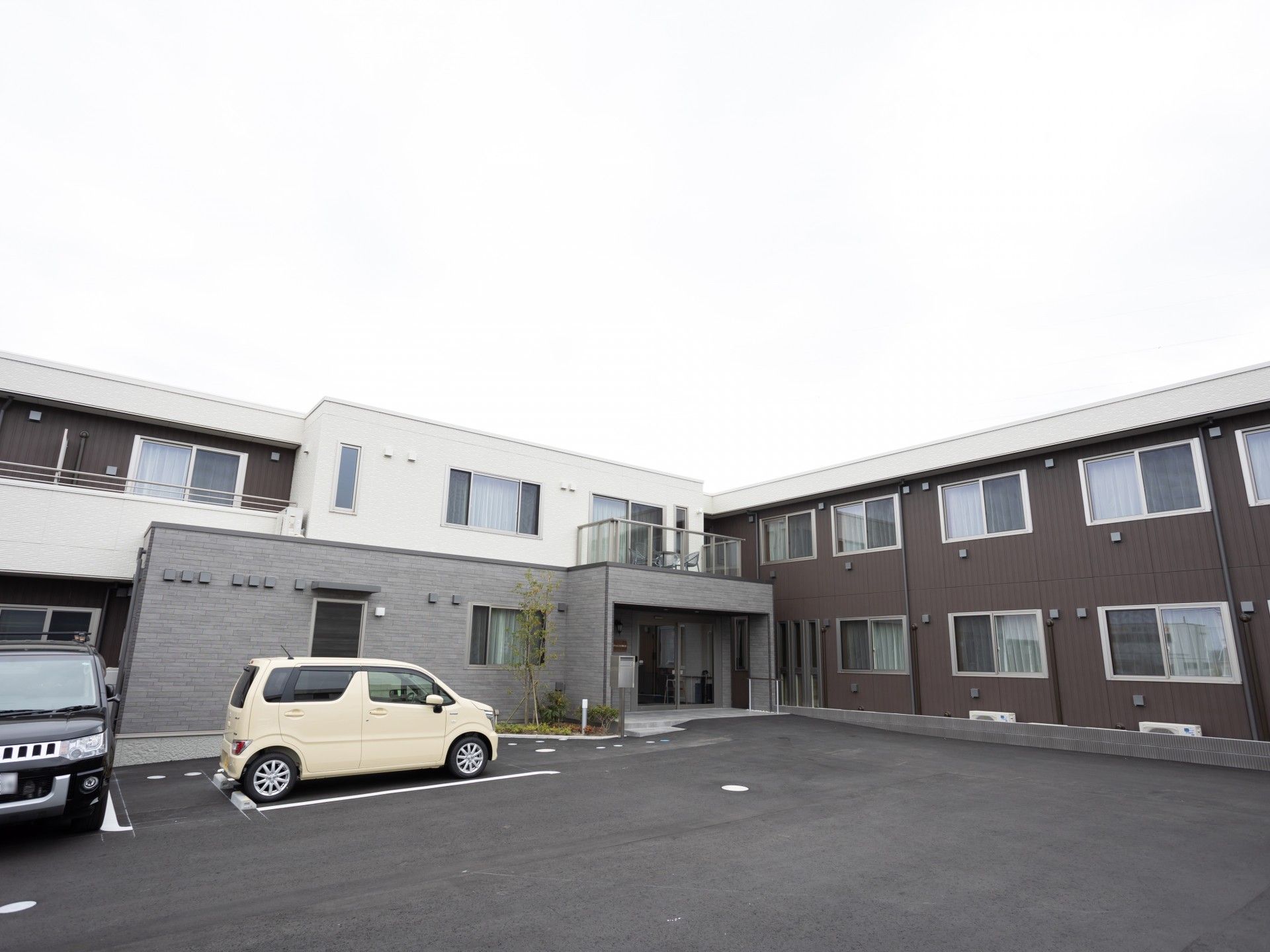 ゆったり駐車場のある建物