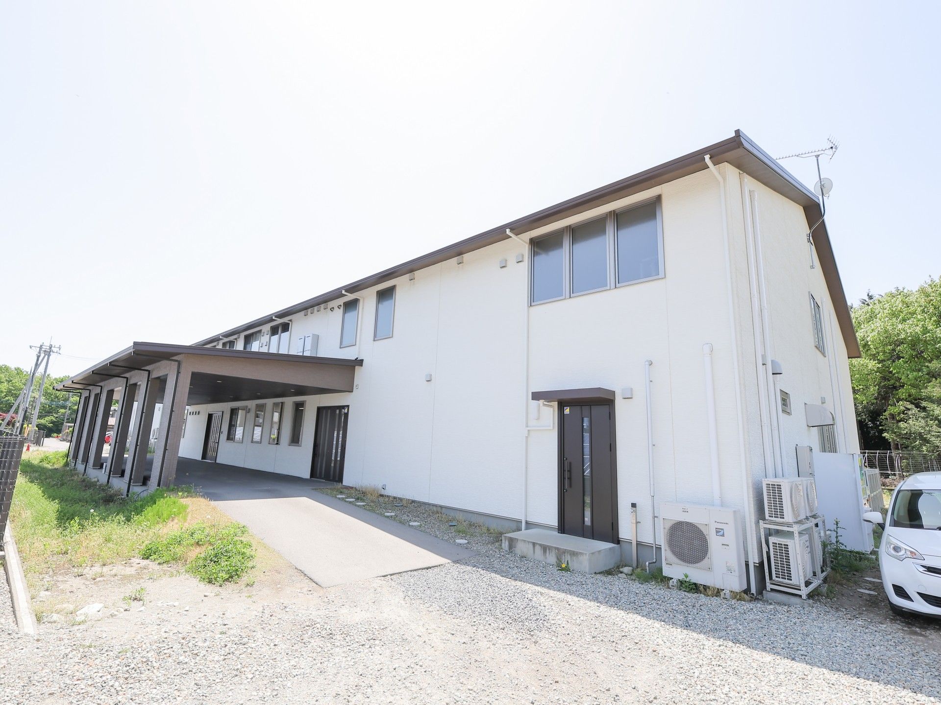 明るい外観の建物