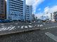 都市の角地に位置する施設外観