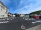 広々とした駐車場の風景