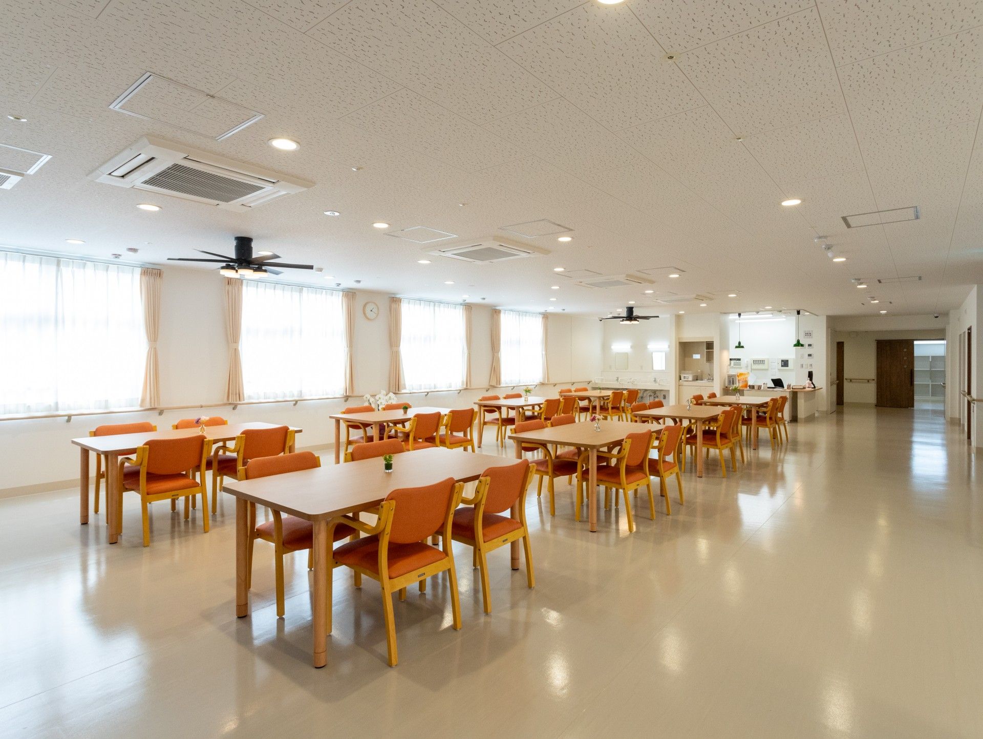 広々とした明るい食堂