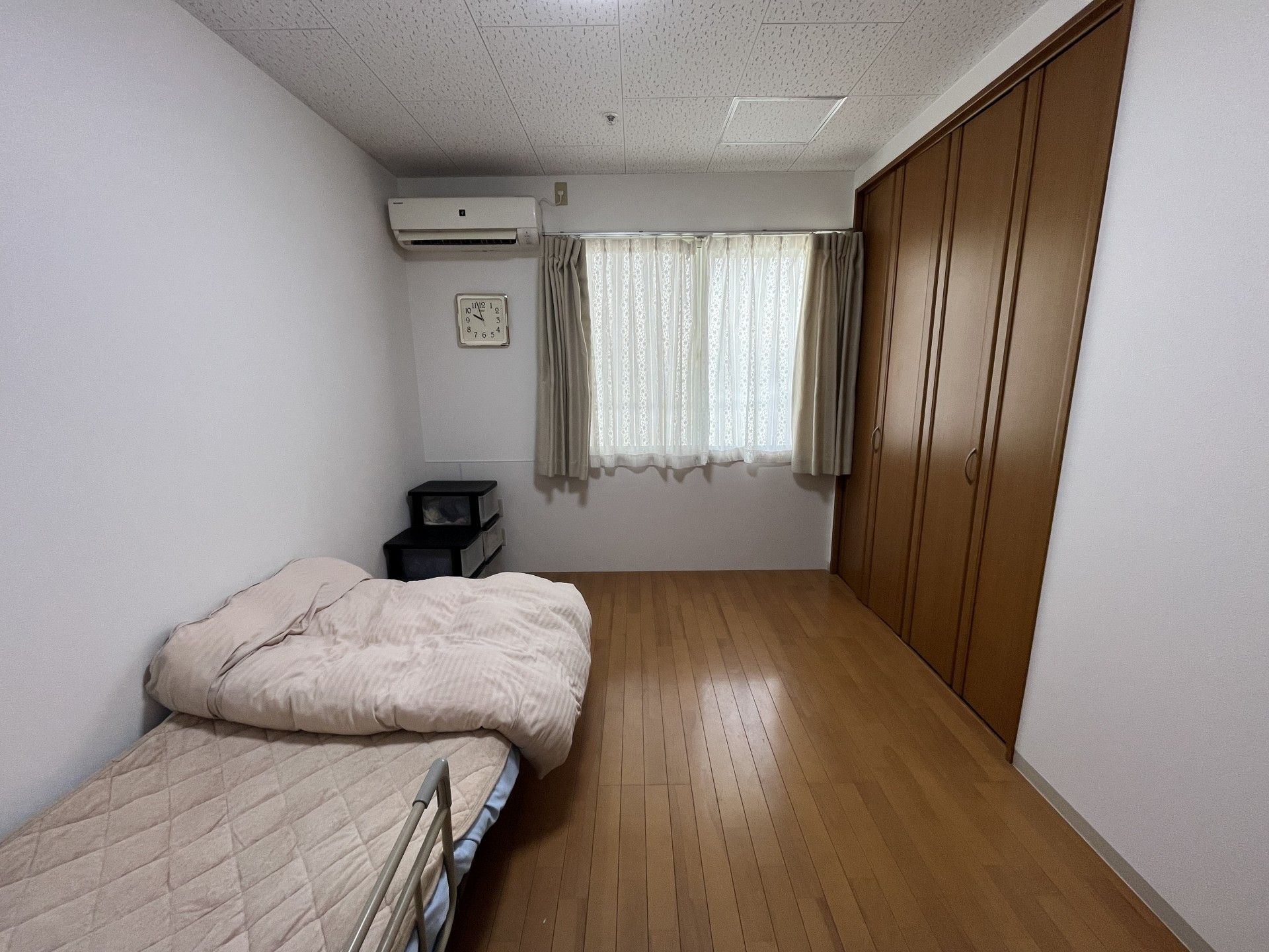 仲良く食事をしている高齢の男女