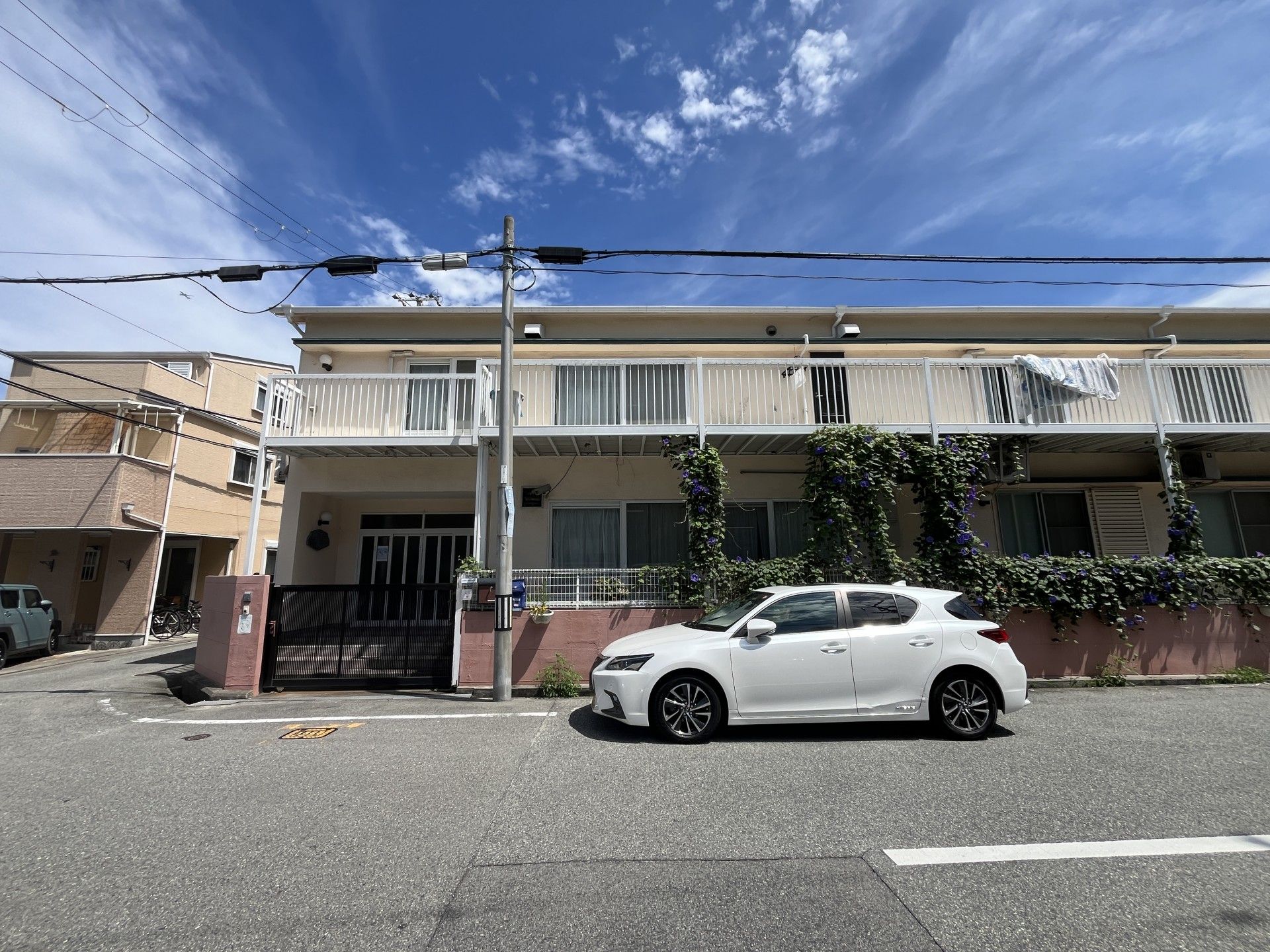 車いすに乗っている男性と寄り添う介護スタッフ