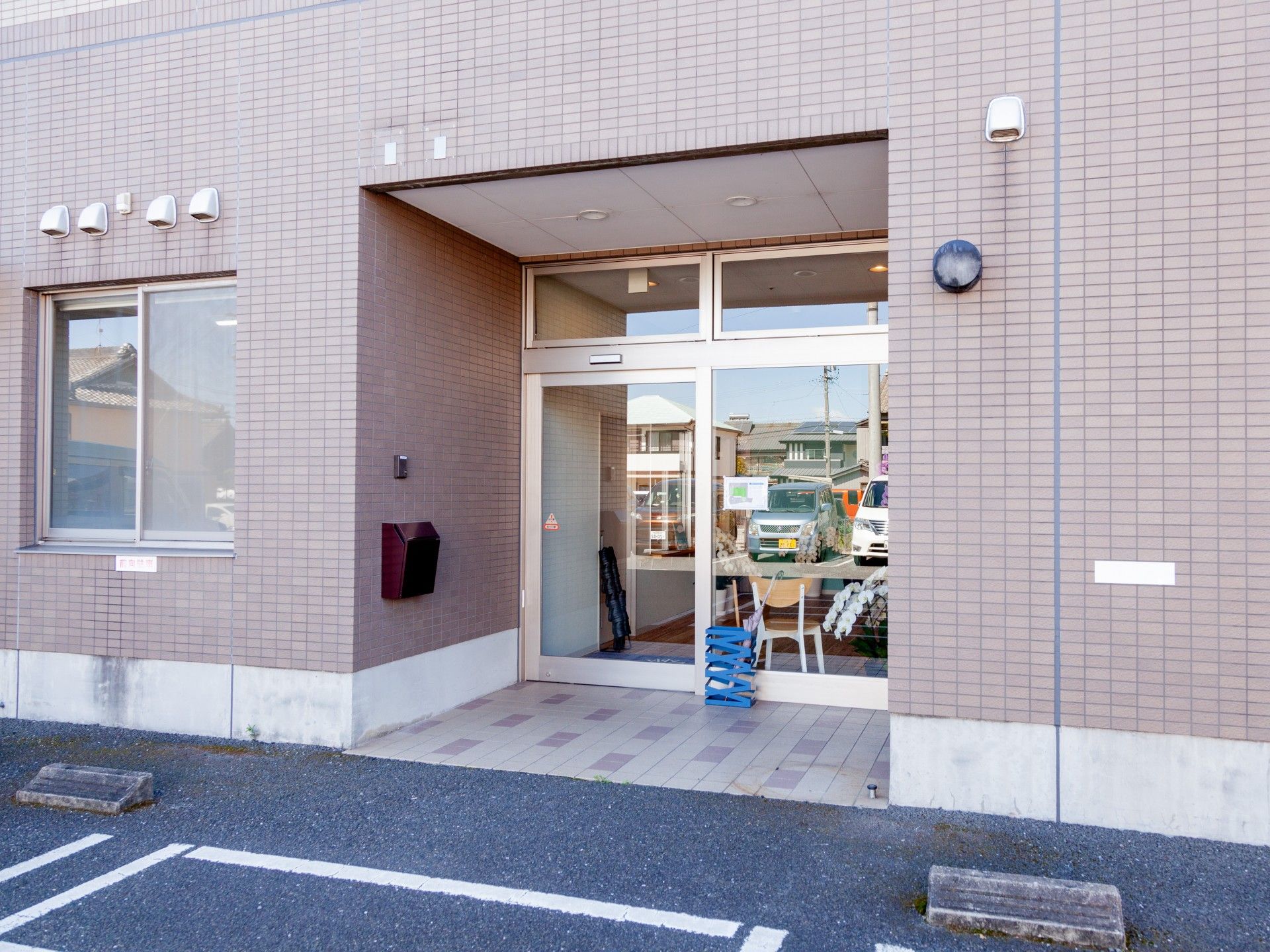 明るい入口の施設外観