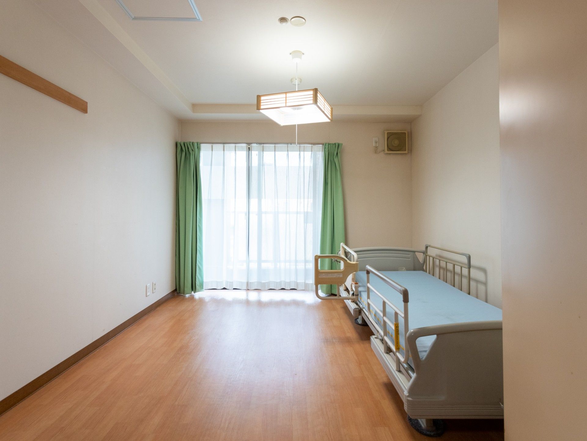 明るい個室のベッド