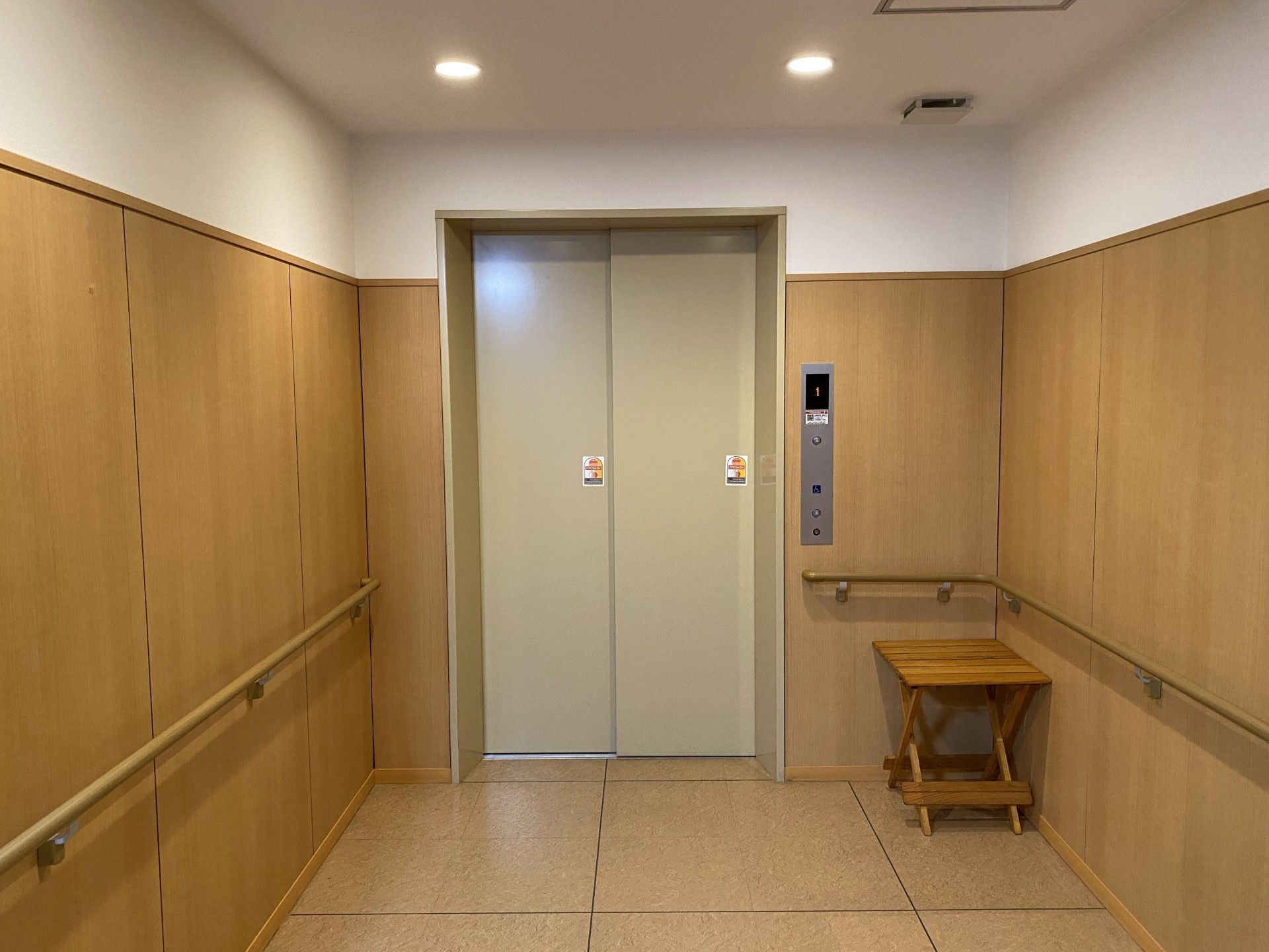 バリアフリー設計のエレベーター前