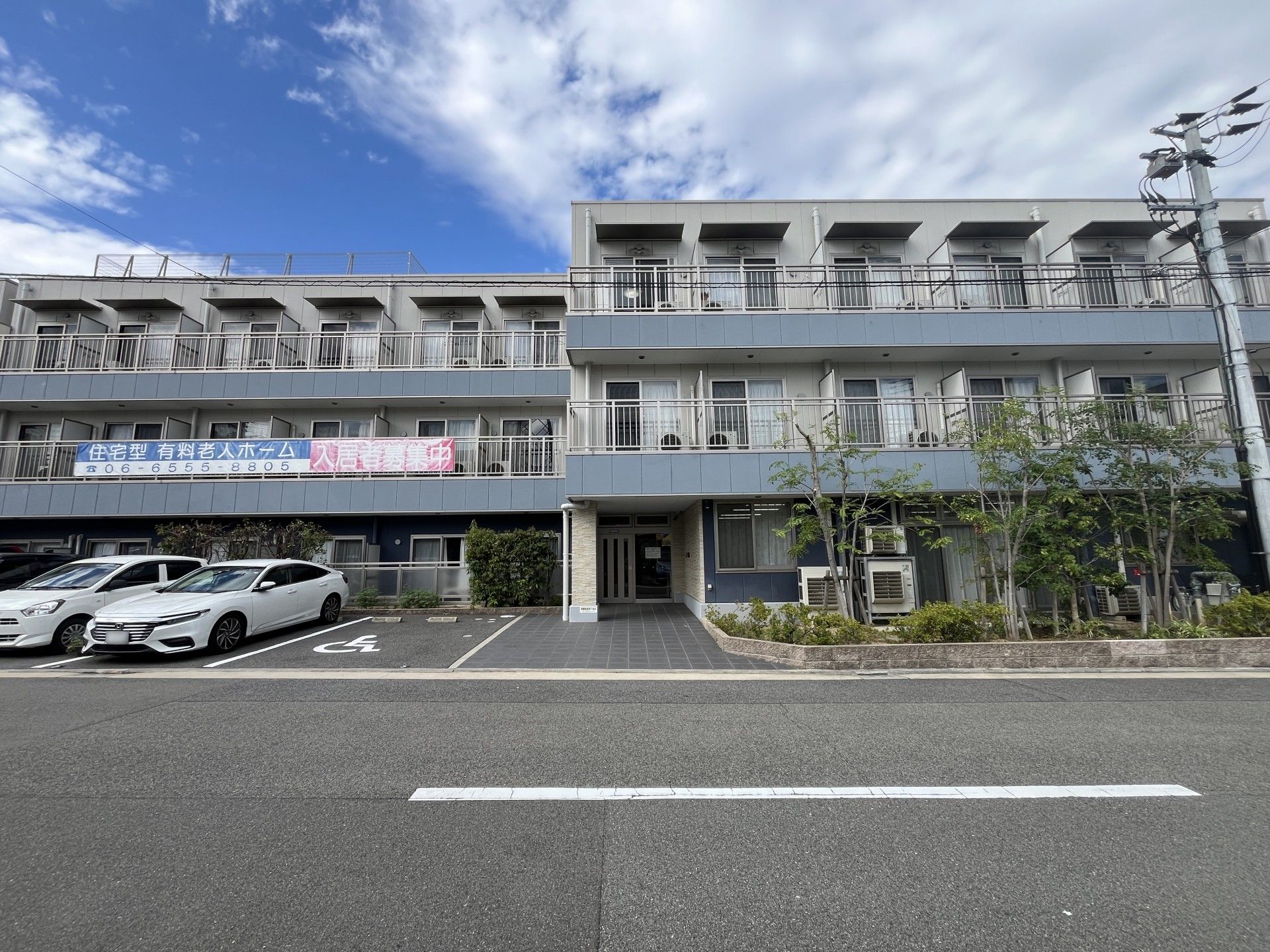 明るい外観の建物正面