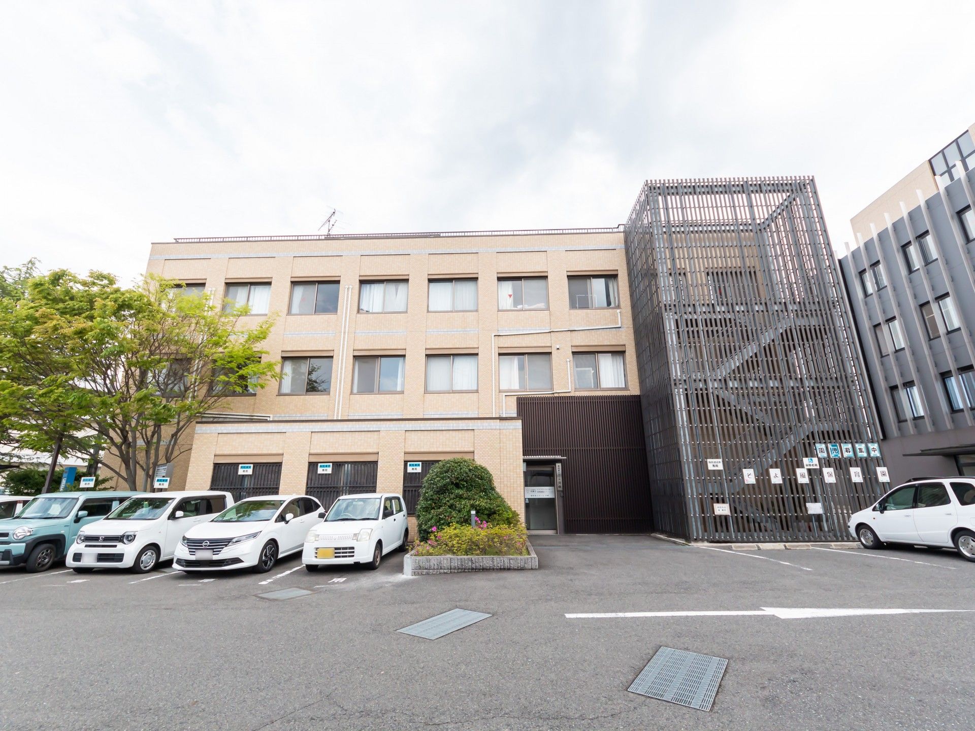 広々とした駐車場の建物
