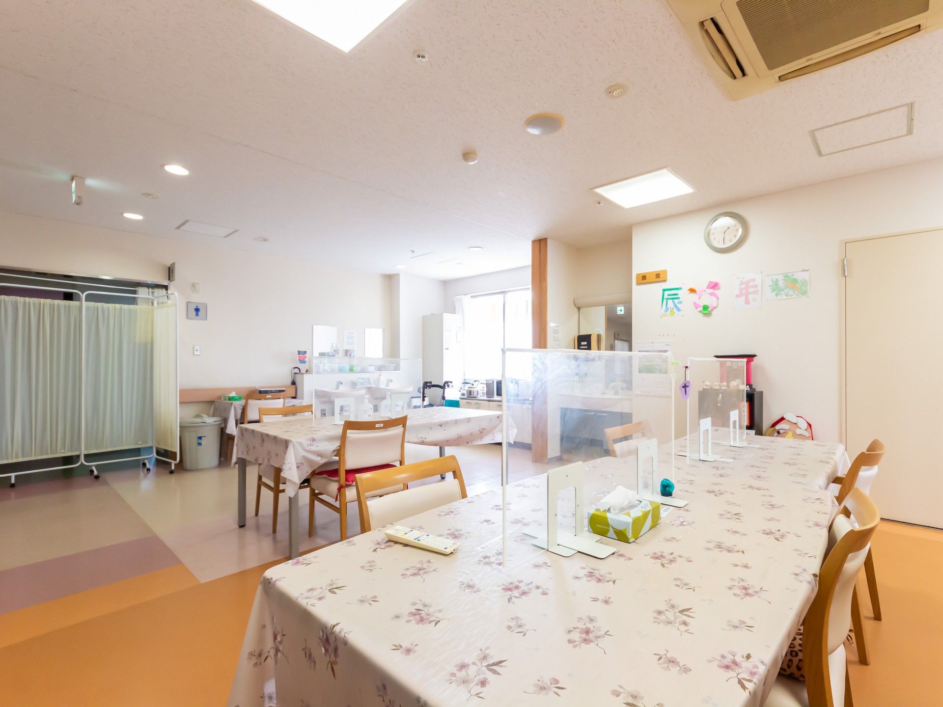 明るく広々とした廊下