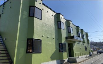 緑色の建物外観