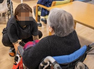 ソーラーパネル付きの建物外観