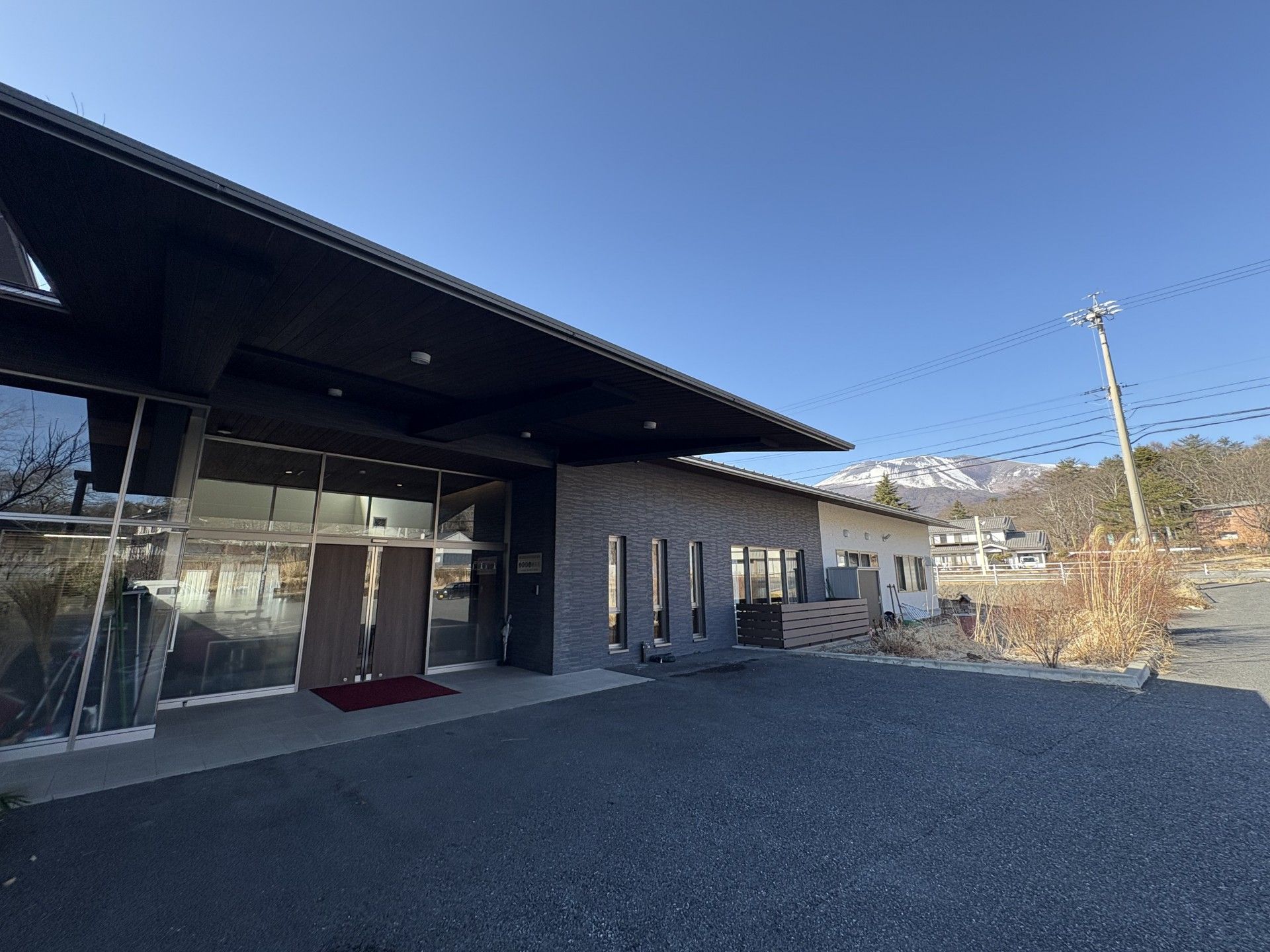 広い玄関の外観