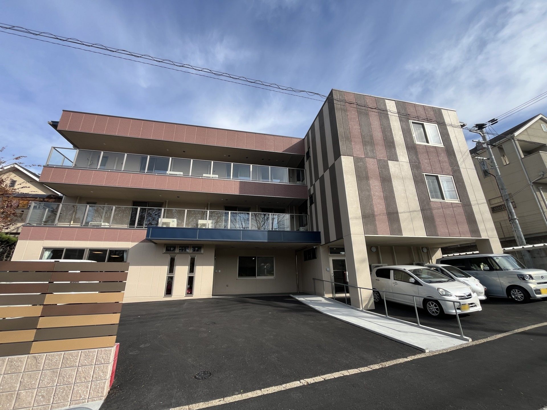 三階建ての建物外観