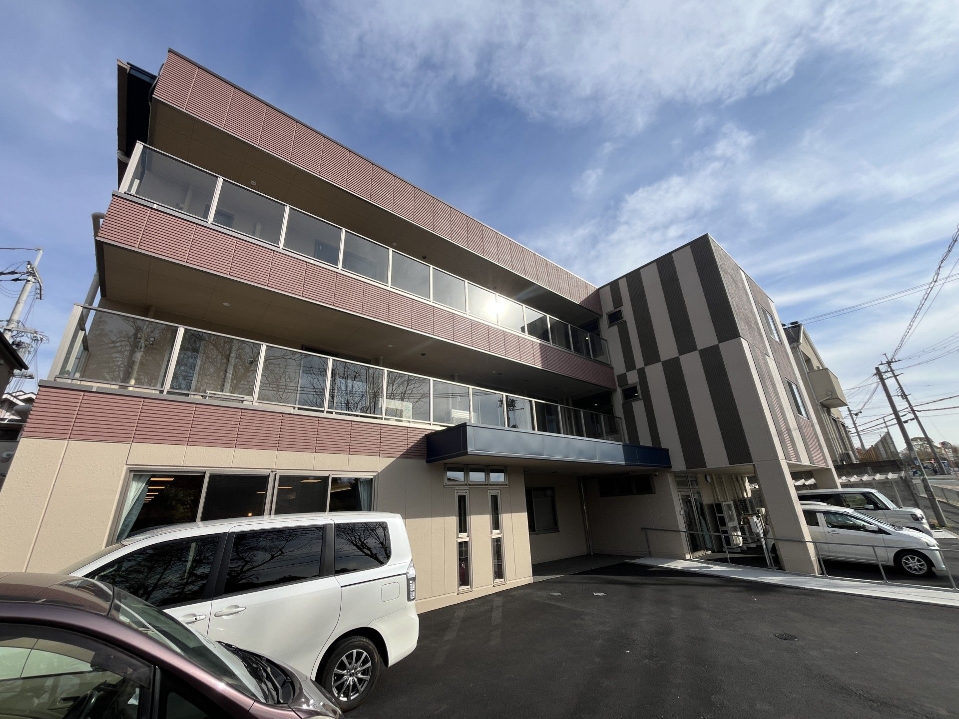 三階建ての建物外観