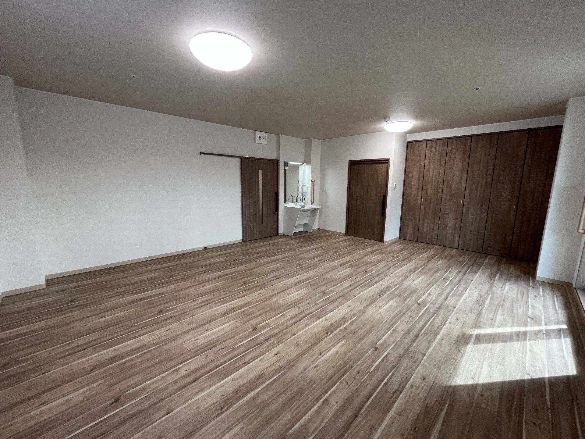 広い床のある部屋
