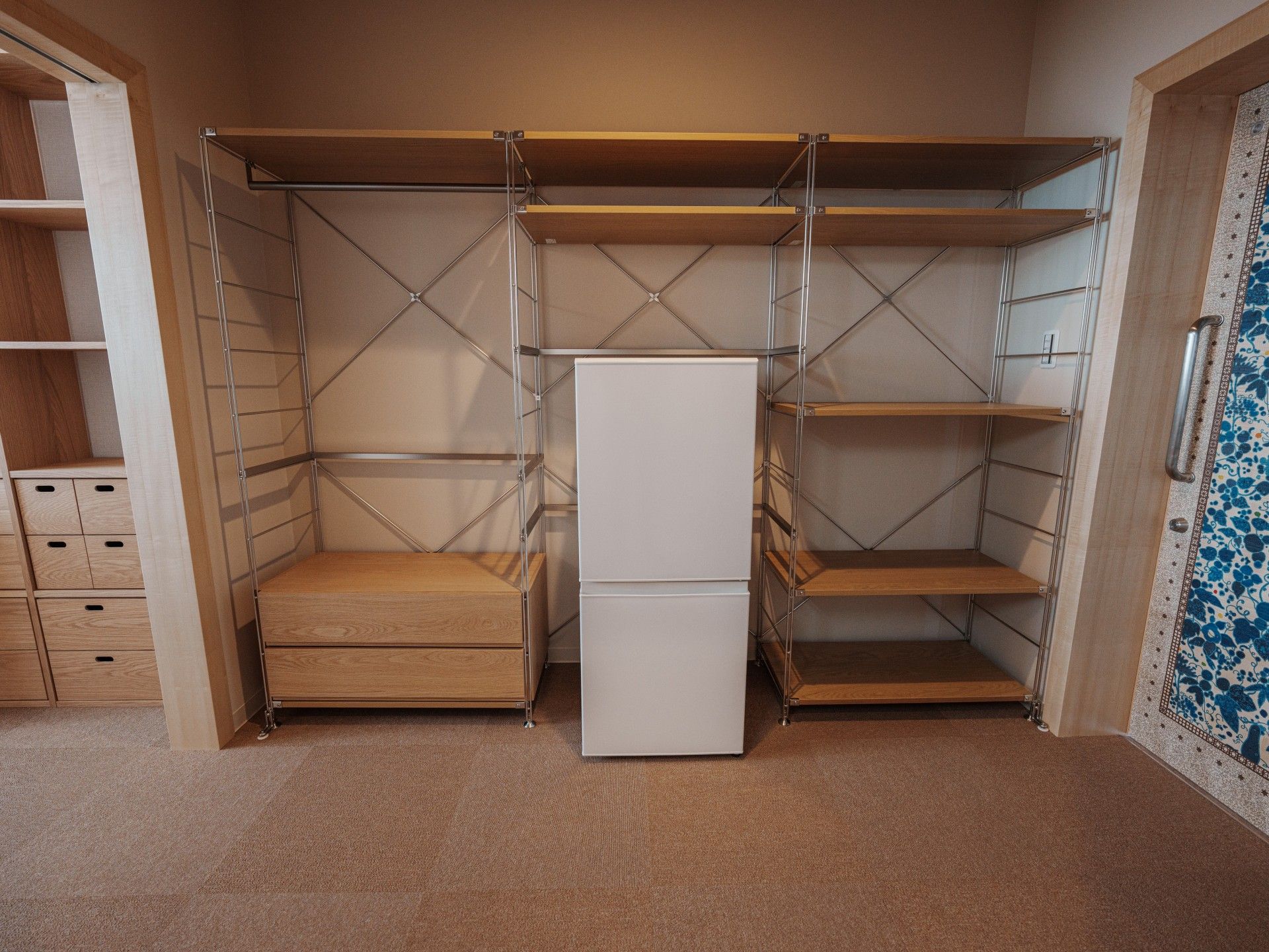 収納棚と冷蔵庫のある部屋