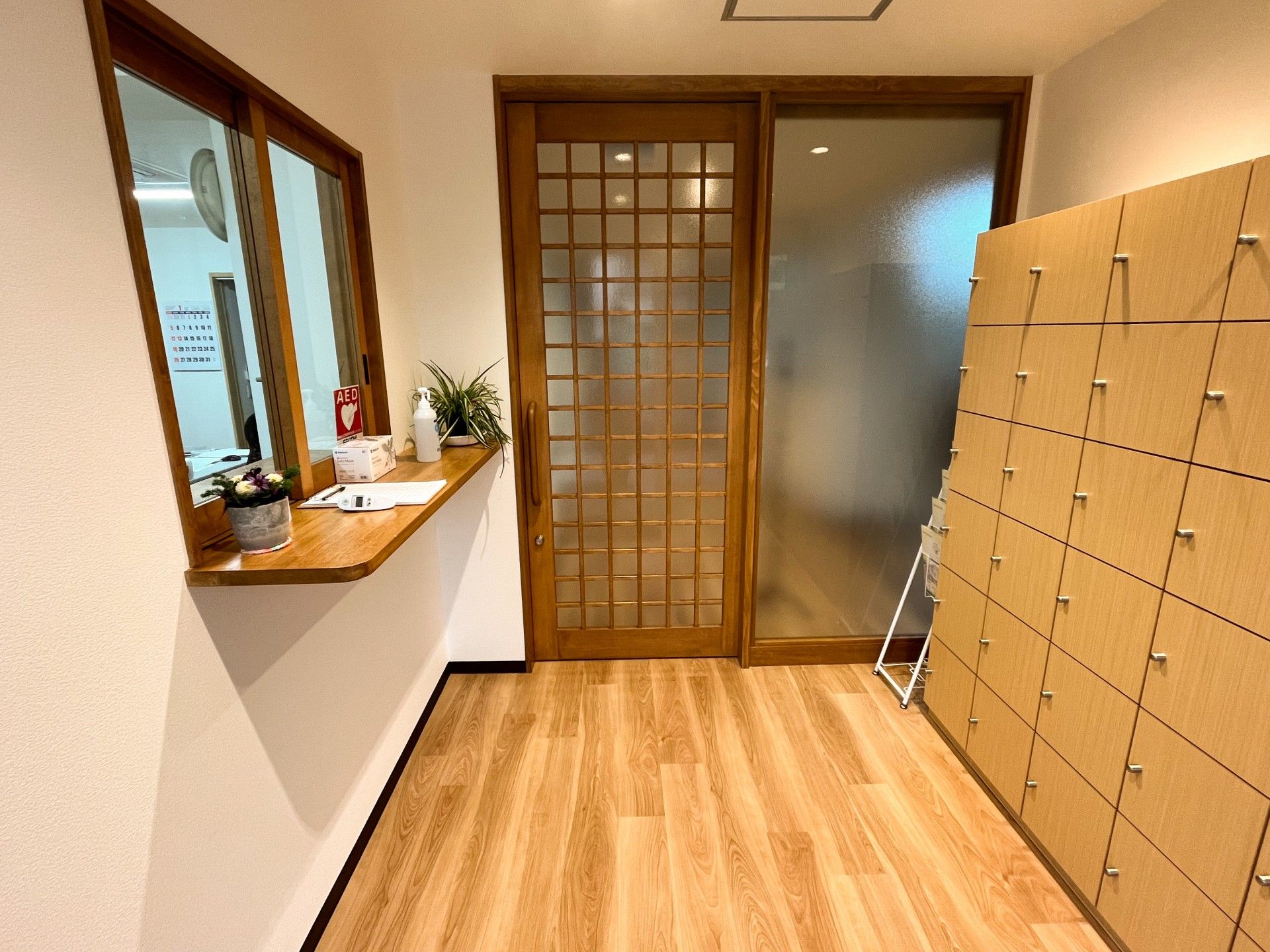 木製の引き戸と棚のある廊下