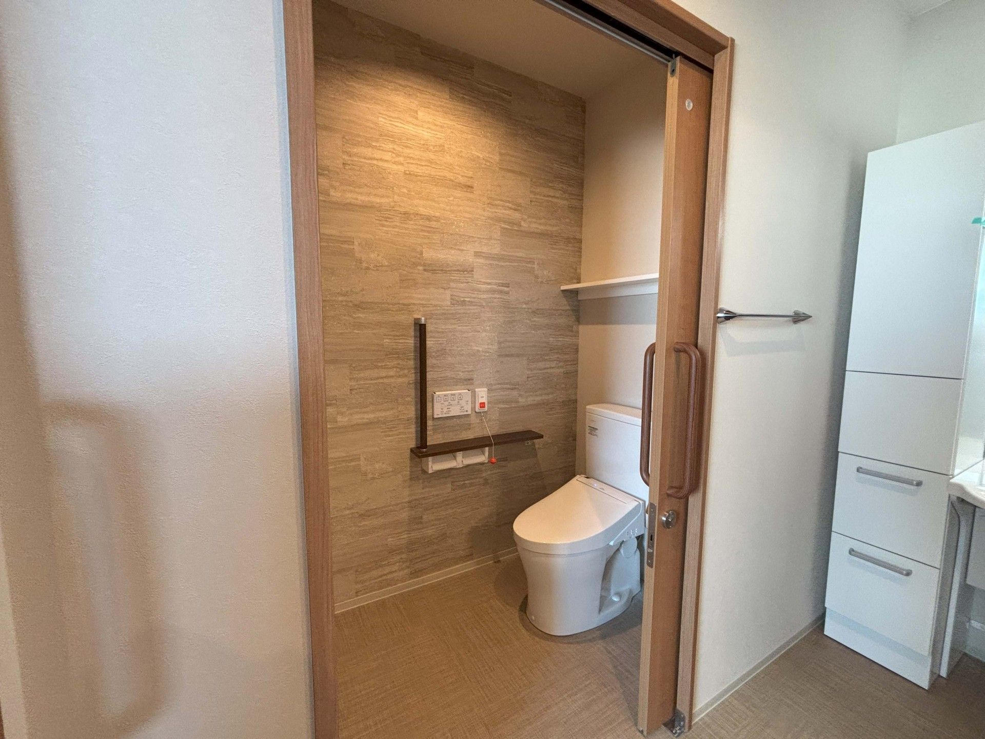 手すり付きのトイレ