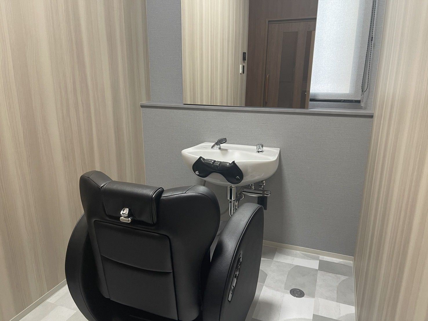 洗髪用の椅子と洗面台