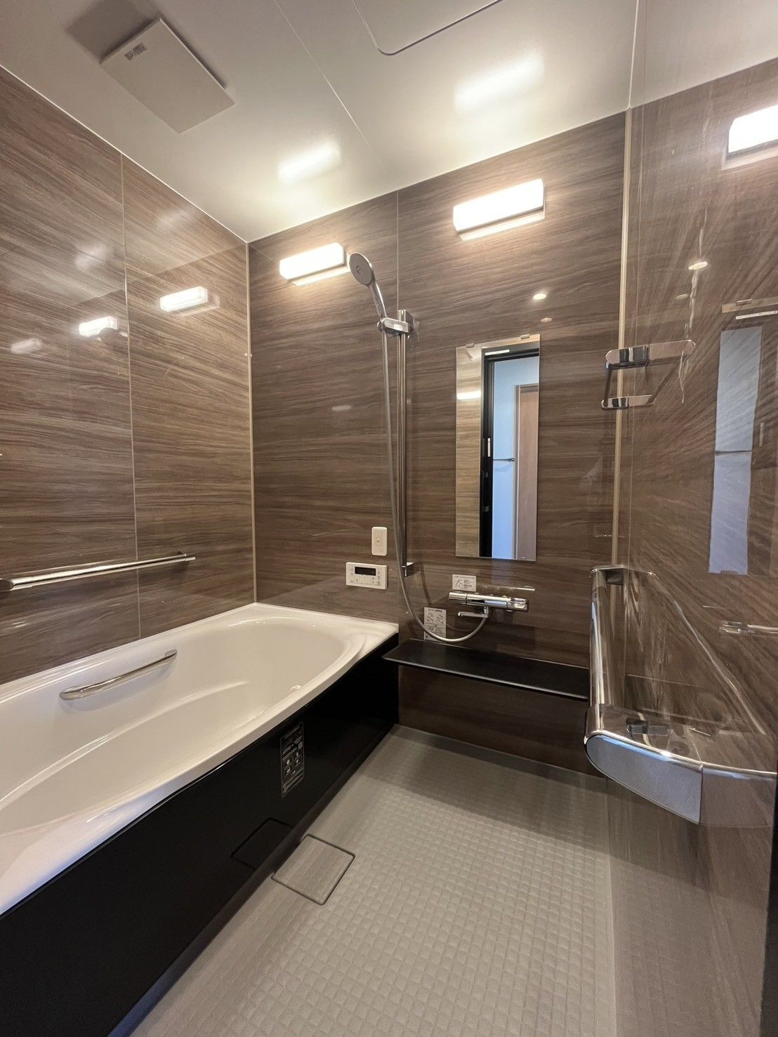 手すり付きの浴室