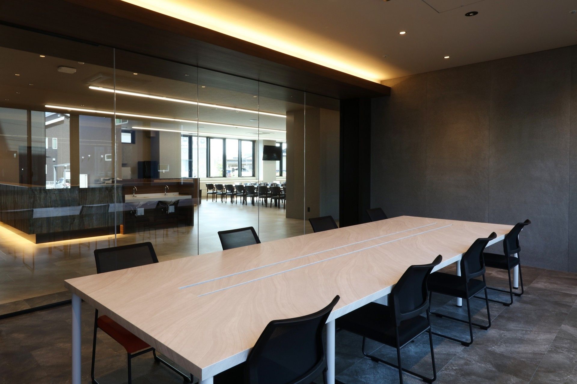 広い会議室と食堂