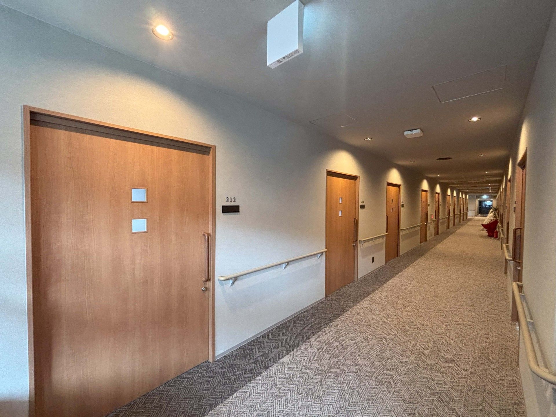 長い廊下と部屋の扉