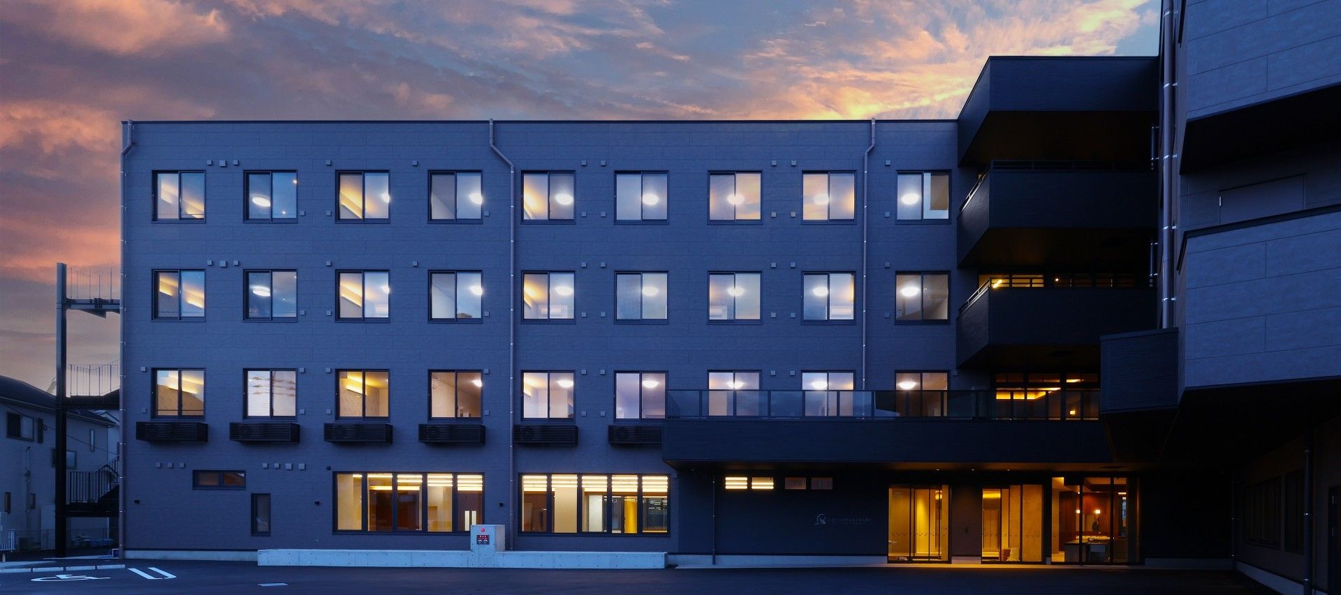 夕暮れ時の建物外観