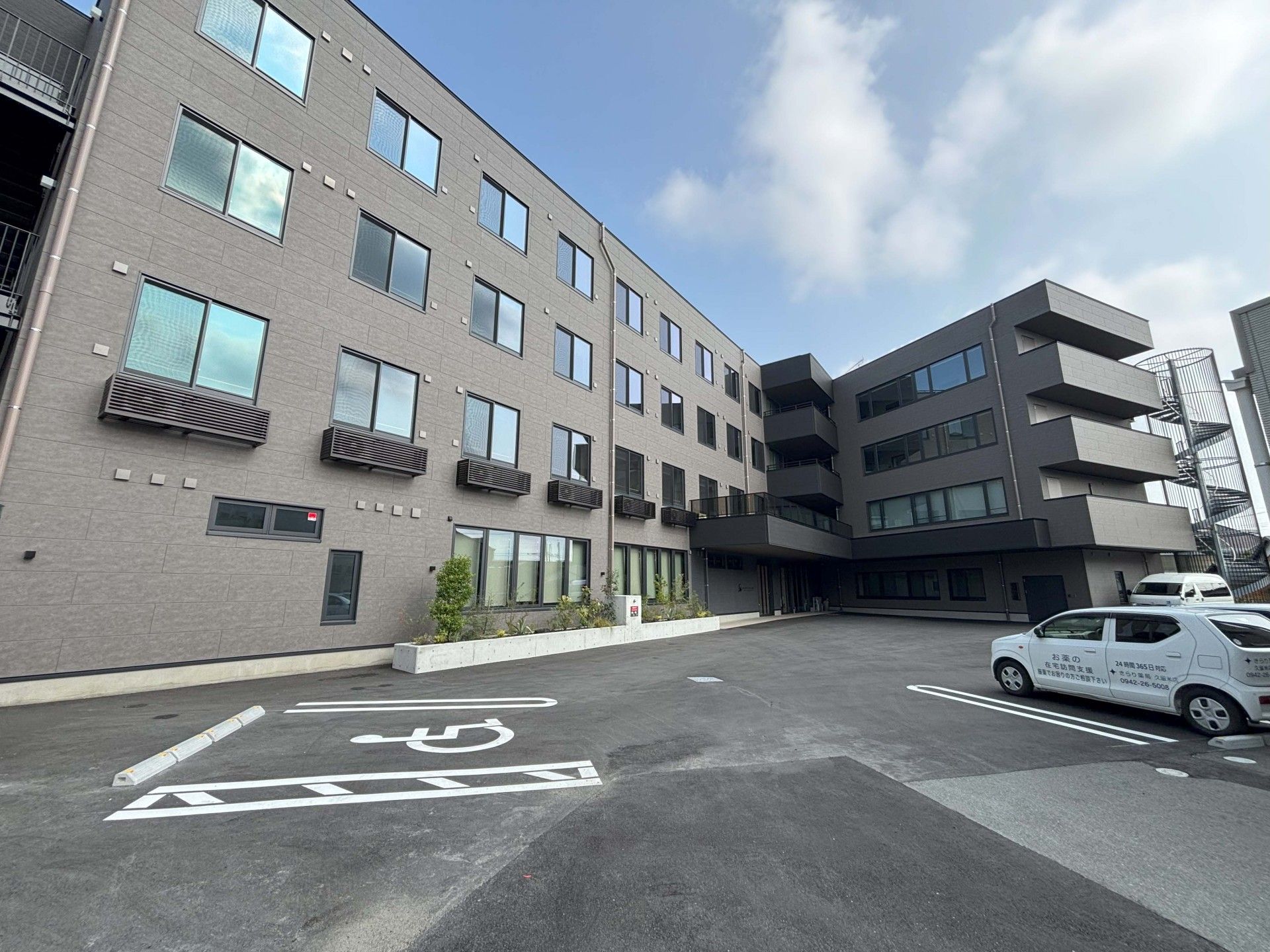 駐車場のある建物外観