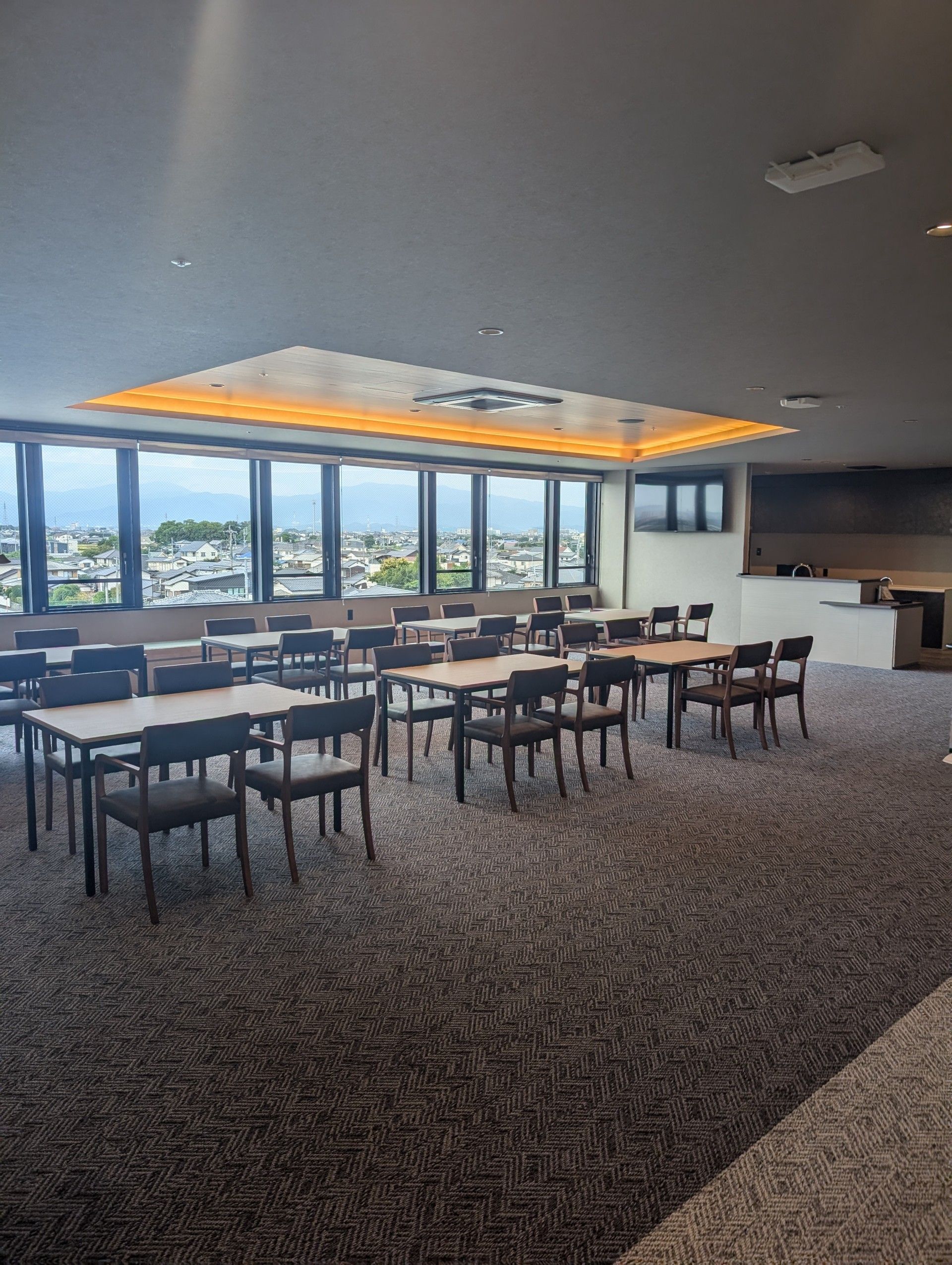 大きな窓のある食堂