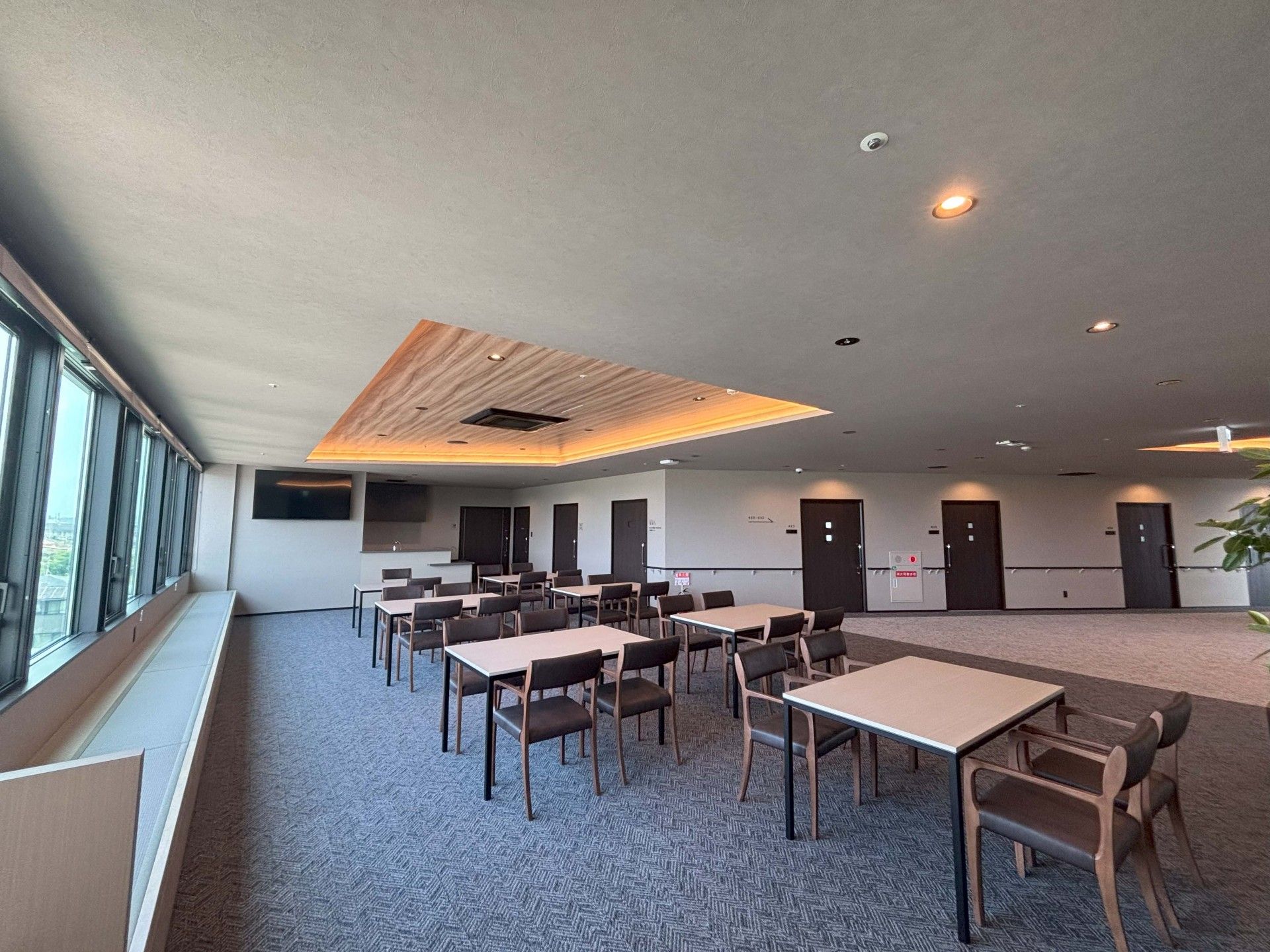 広い窓のある共有スペース