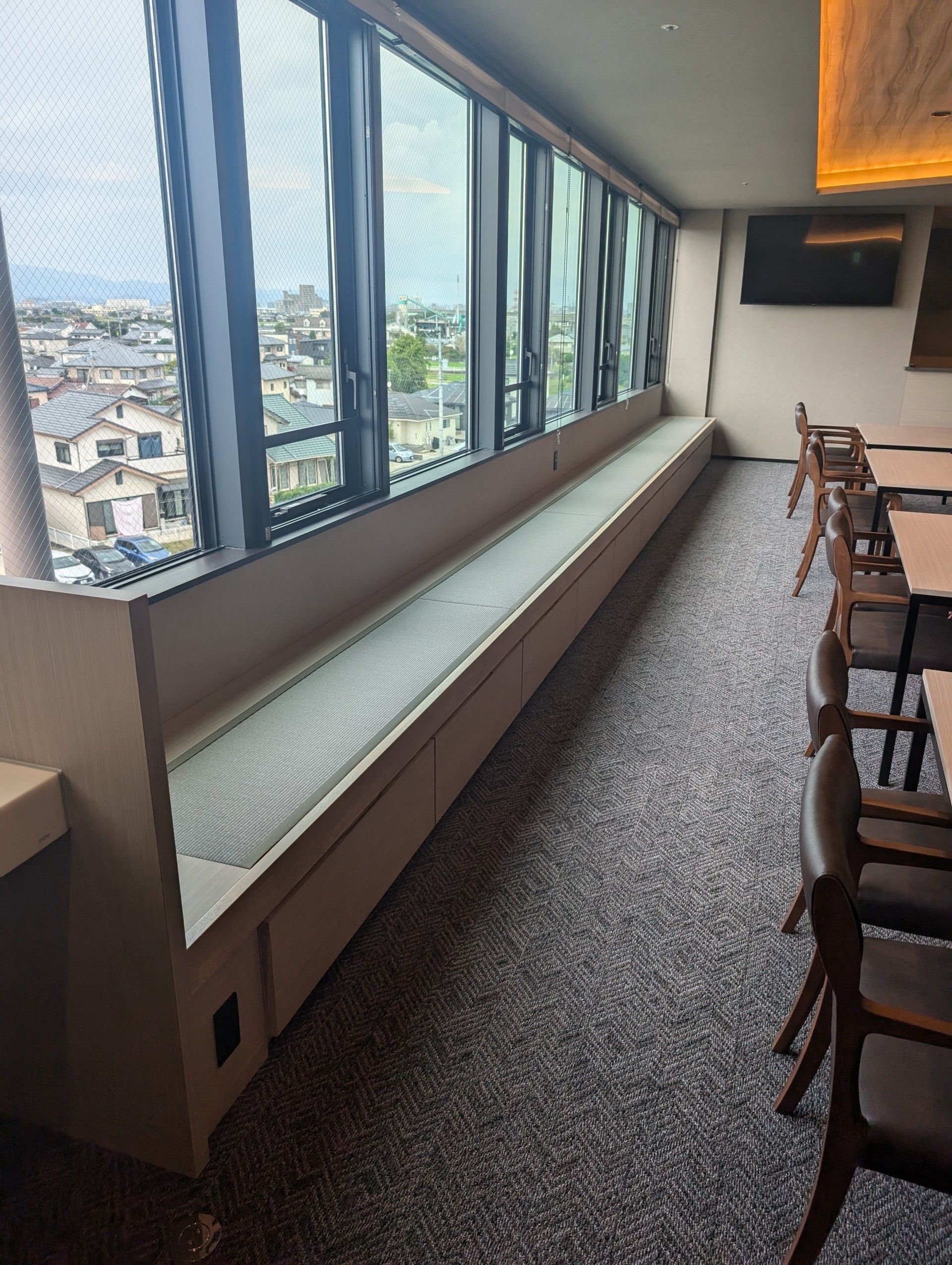 大きな窓のある部屋