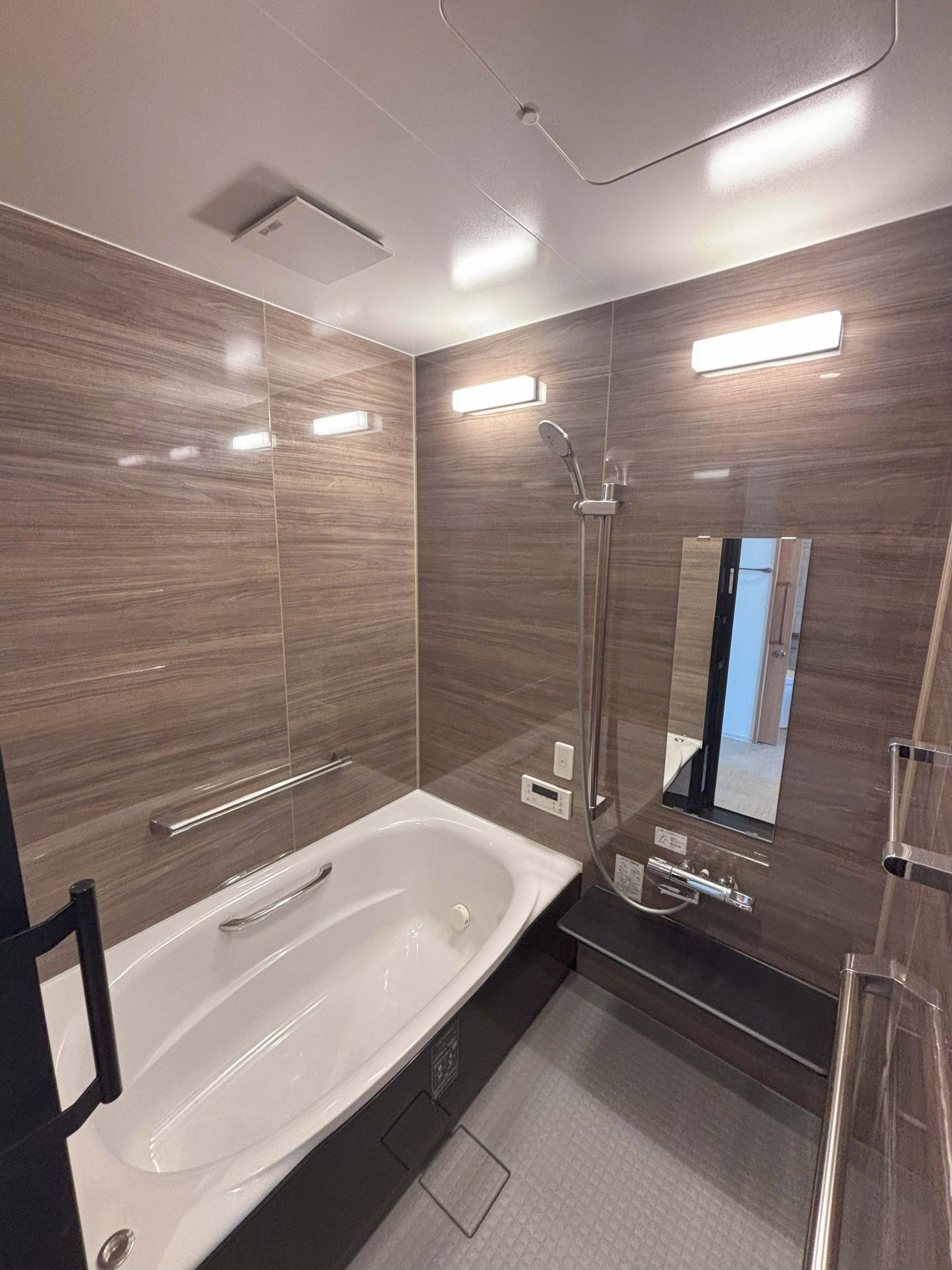 落ち着いた色調の浴室