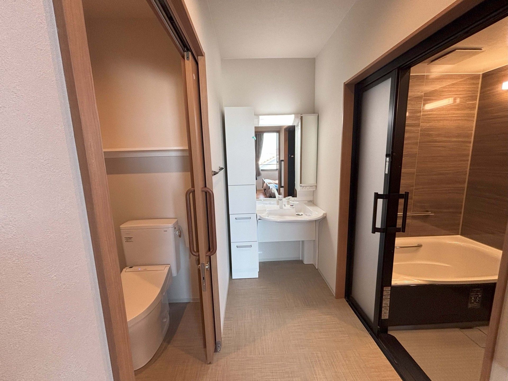 清潔な洗面所と浴室