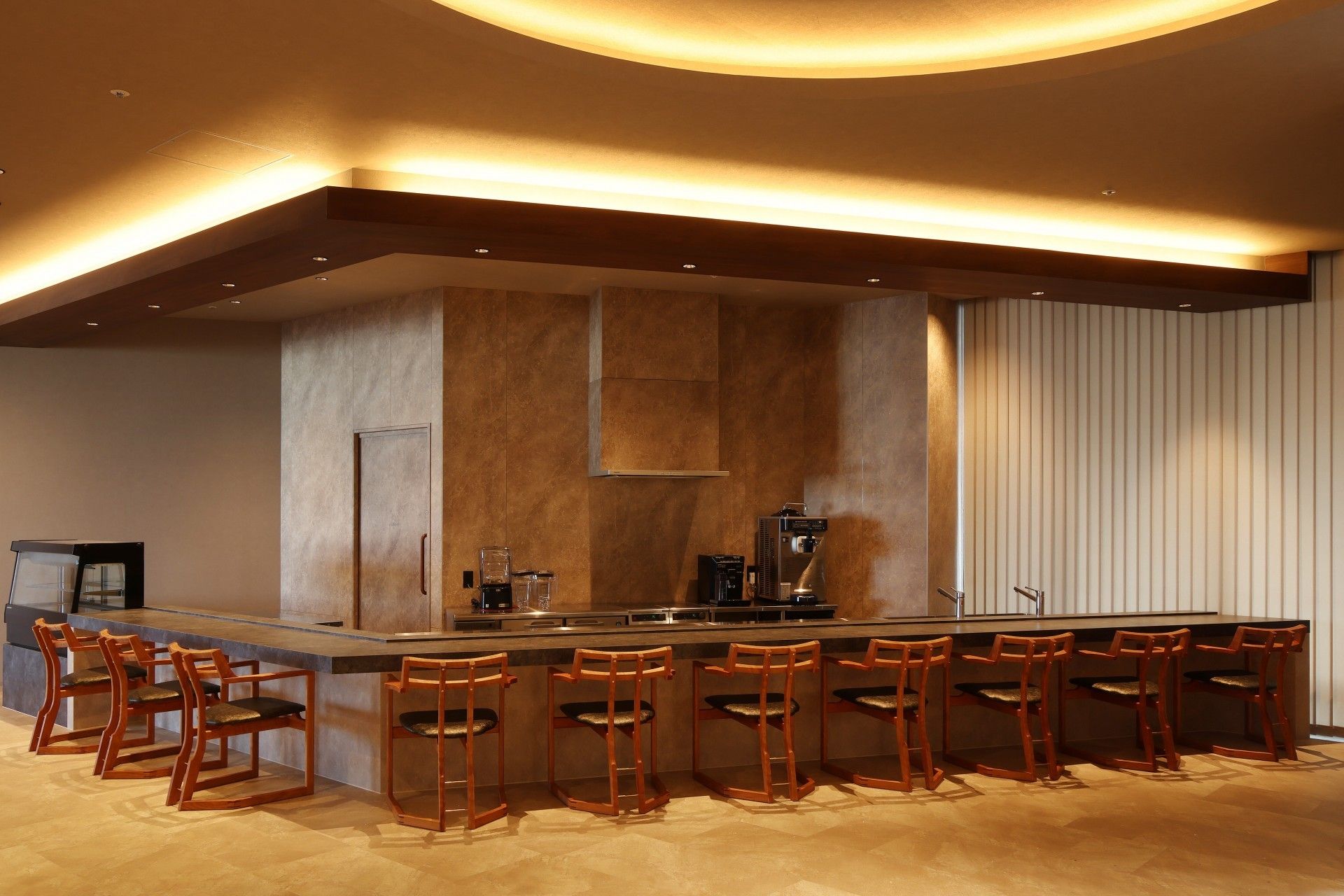 落ち着いた雰囲気のカウンター