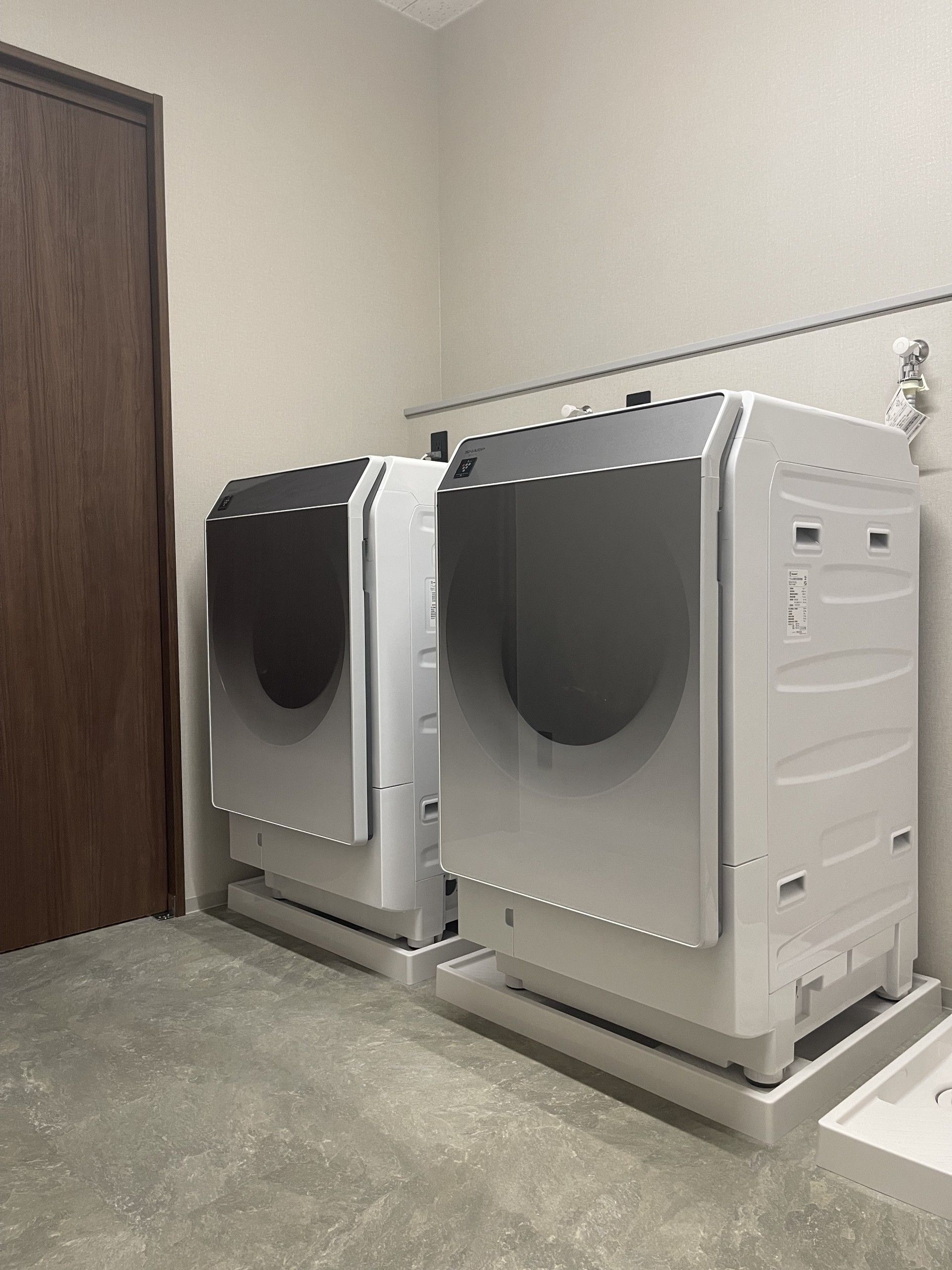 洗濯機が並ぶ部屋