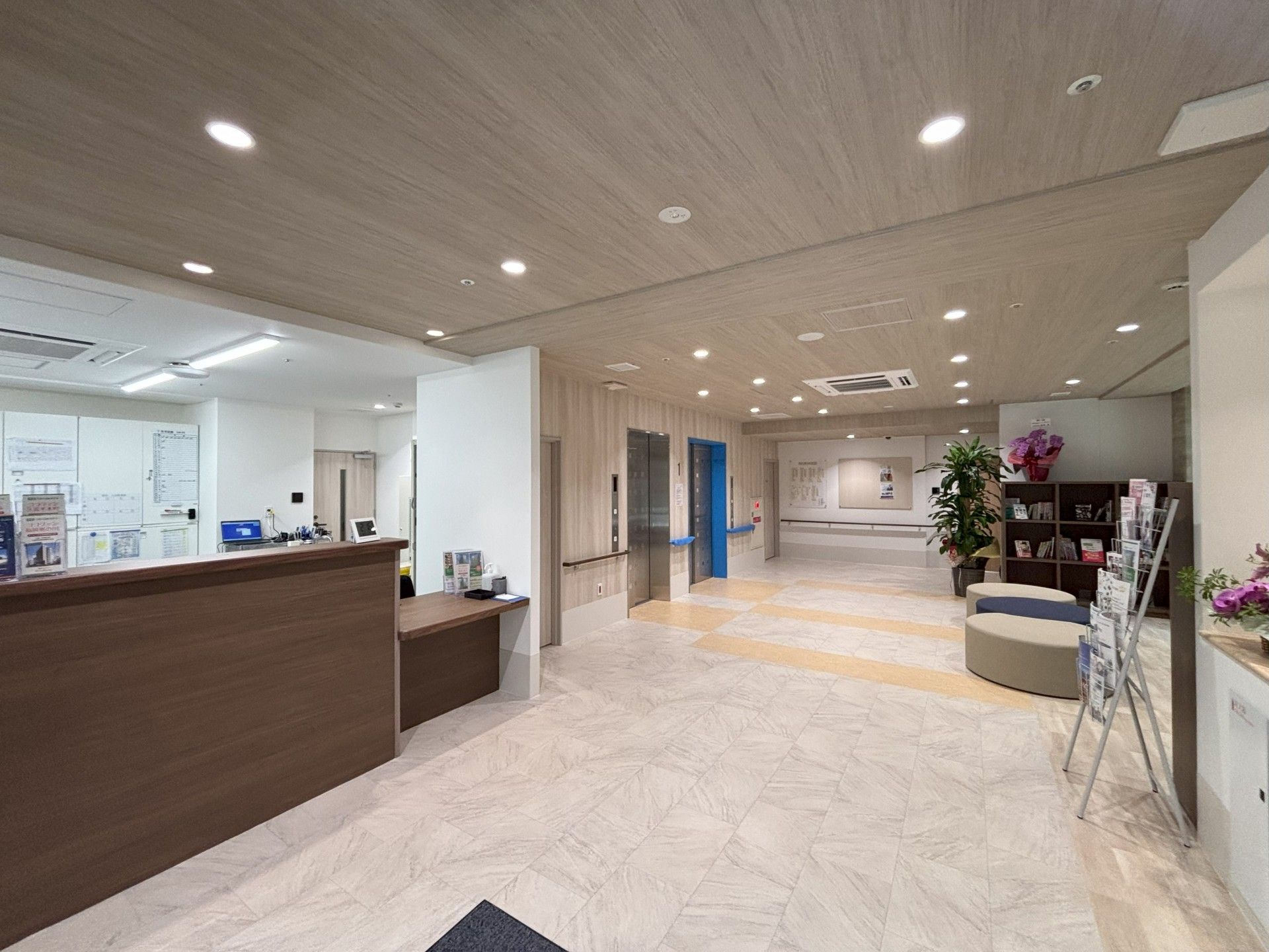広々とした受付エリア