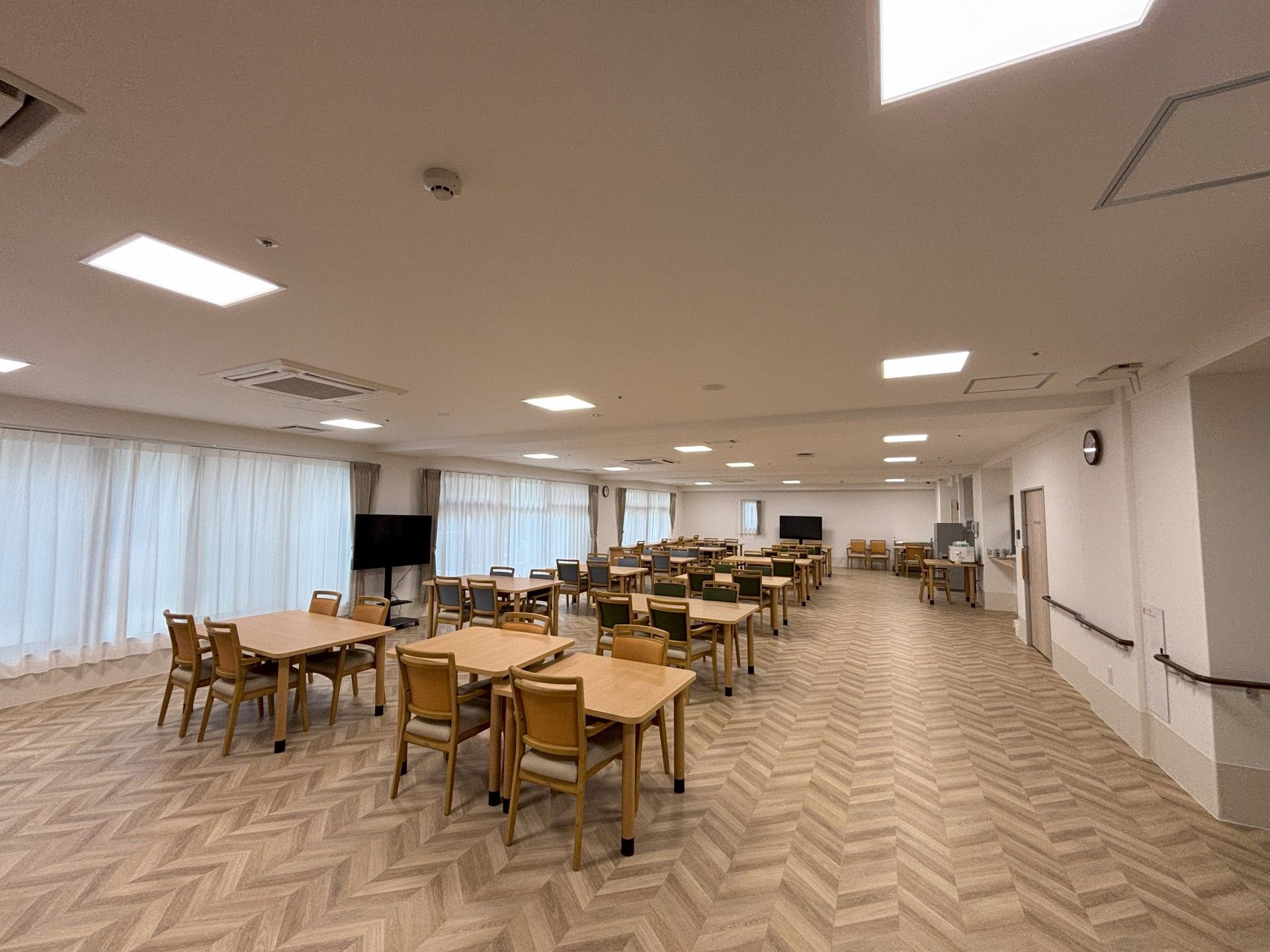 明るい食事スペース