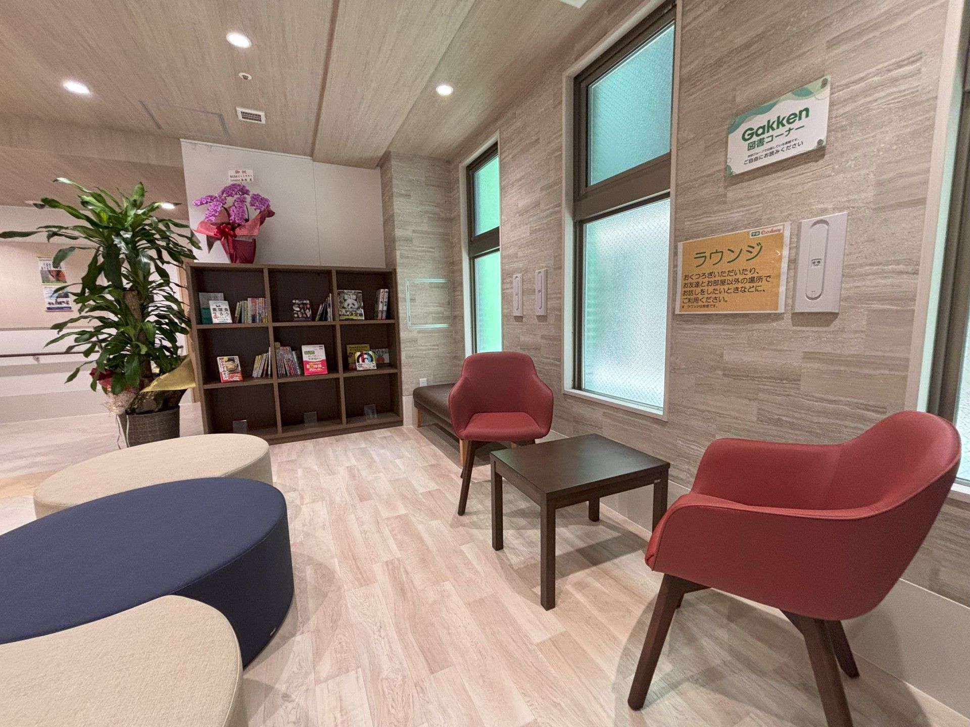 落ち着いた雰囲気のラウンジ