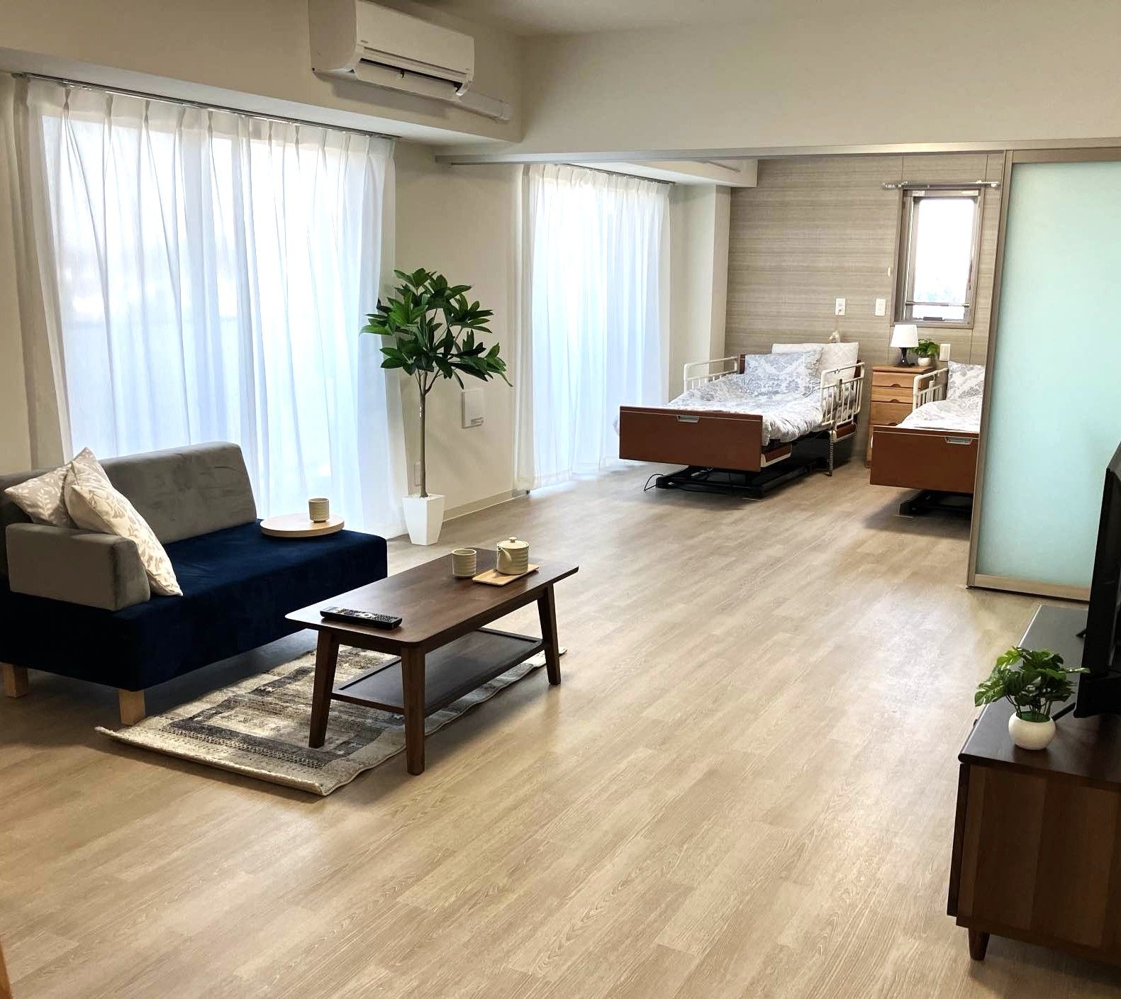 明るい居室の様子