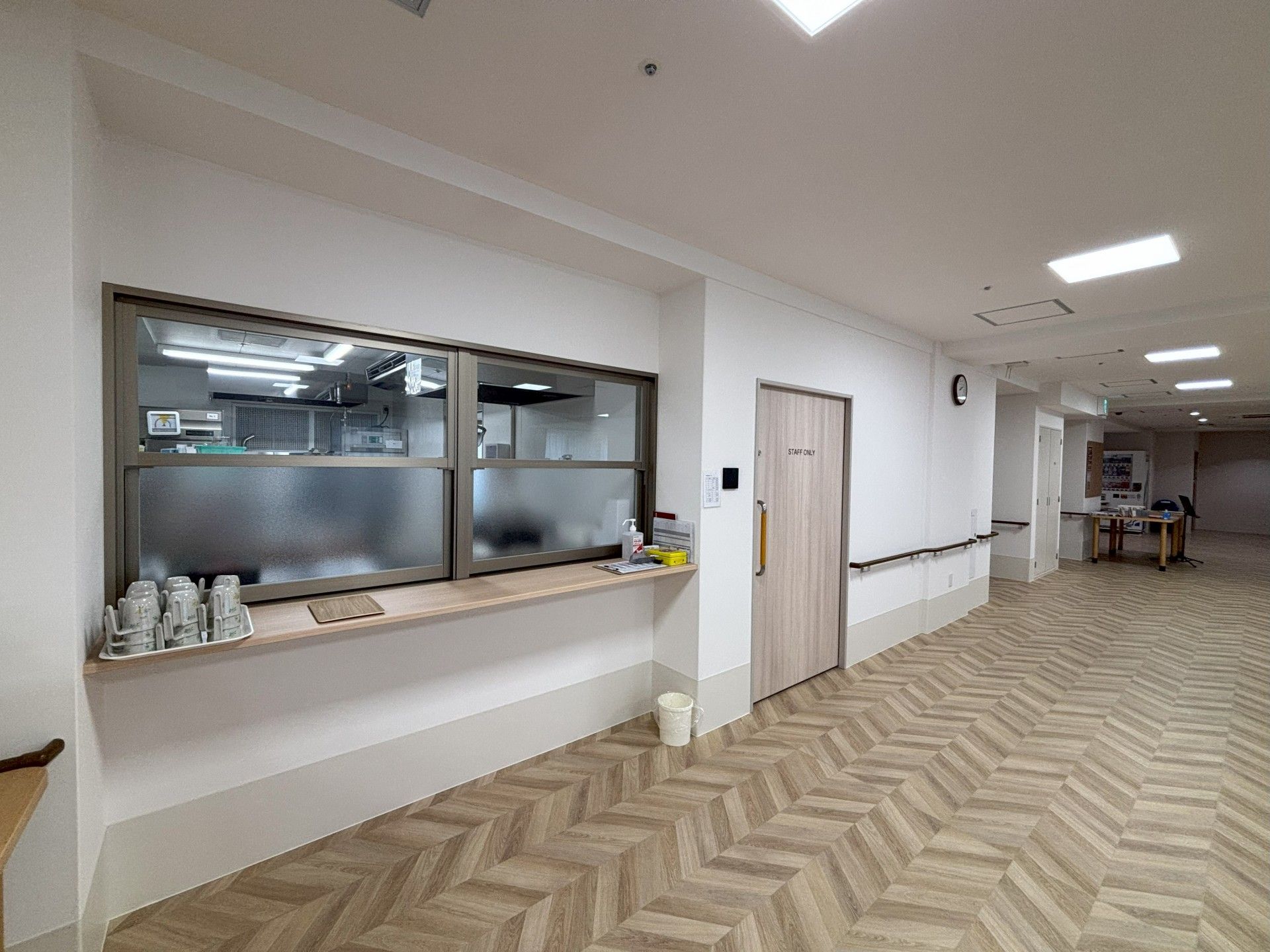 明るい廊下と窓口