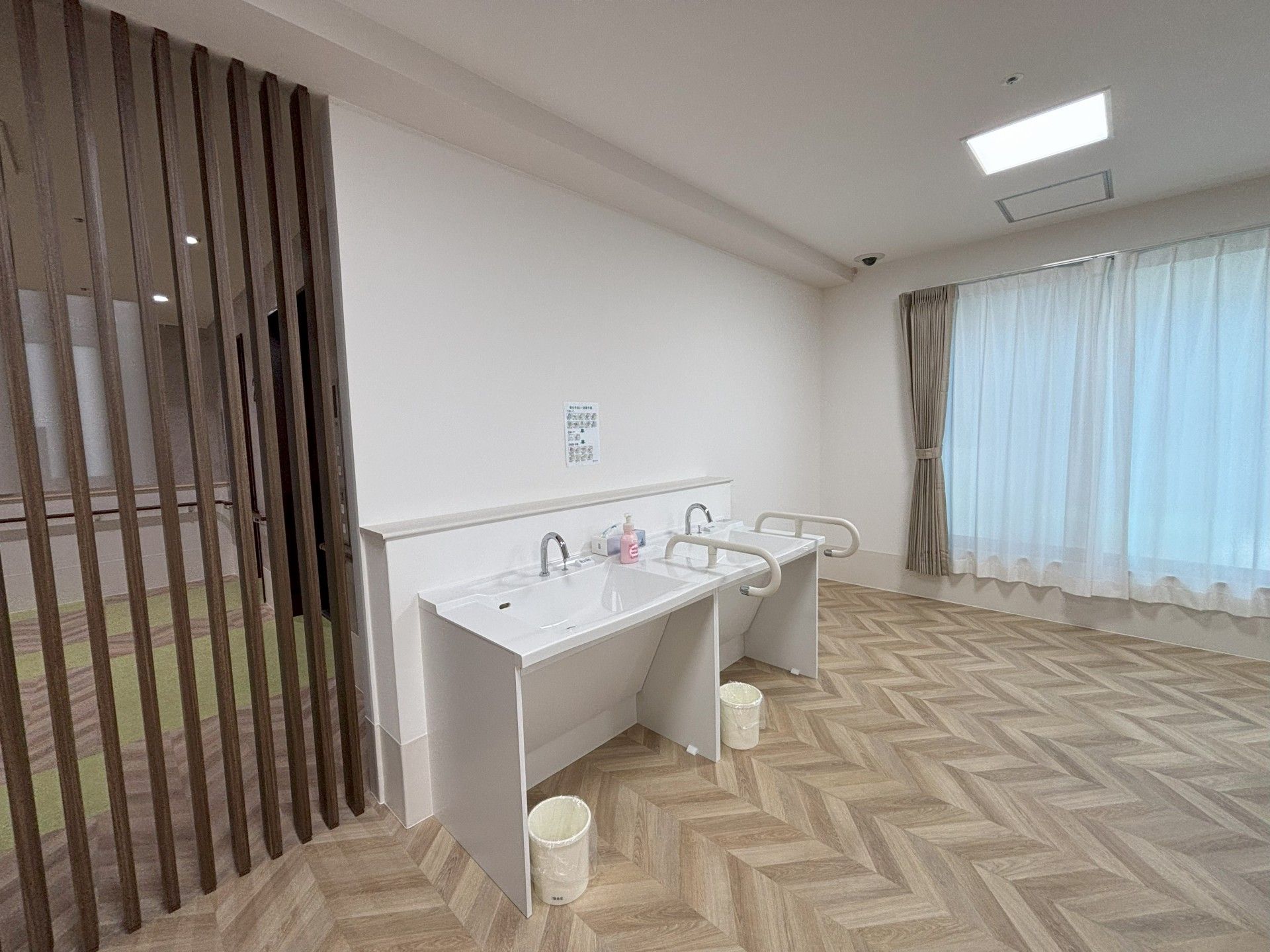 手洗い場とカーテンのある部屋
