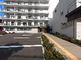 広々とした駐車場のある建物外観