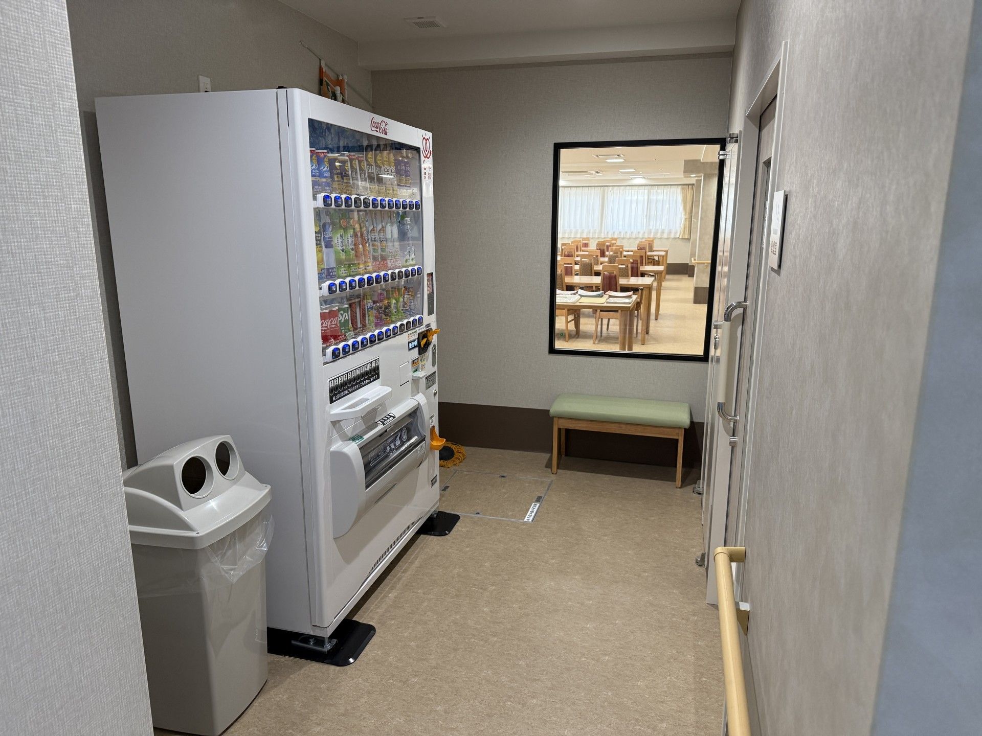 自動販売機と廊下
