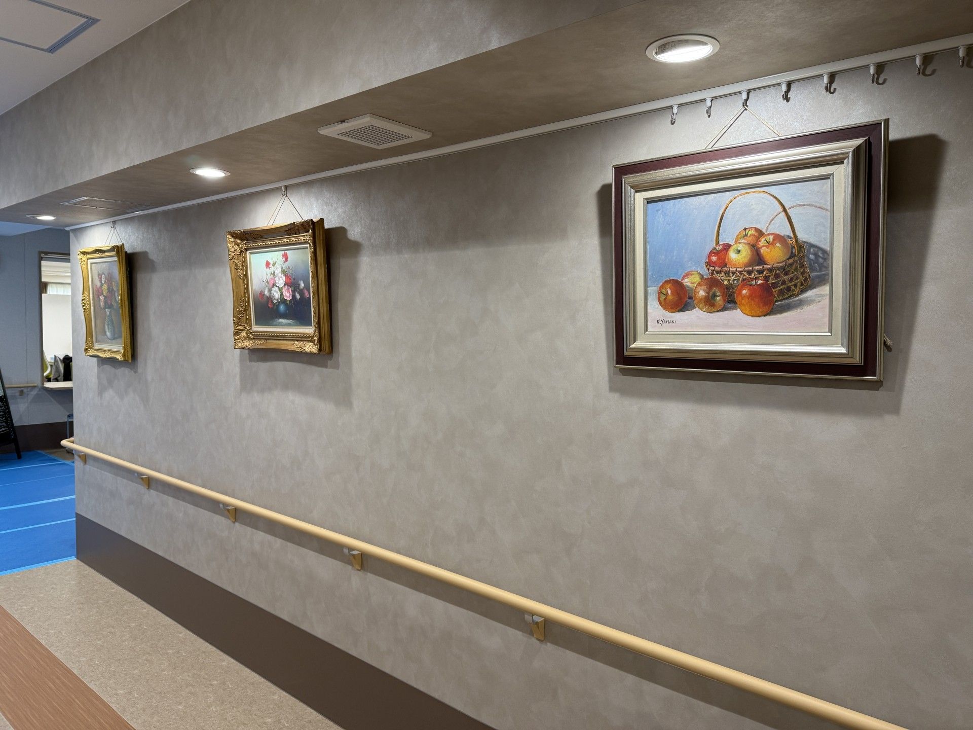 絵画が飾られた廊下