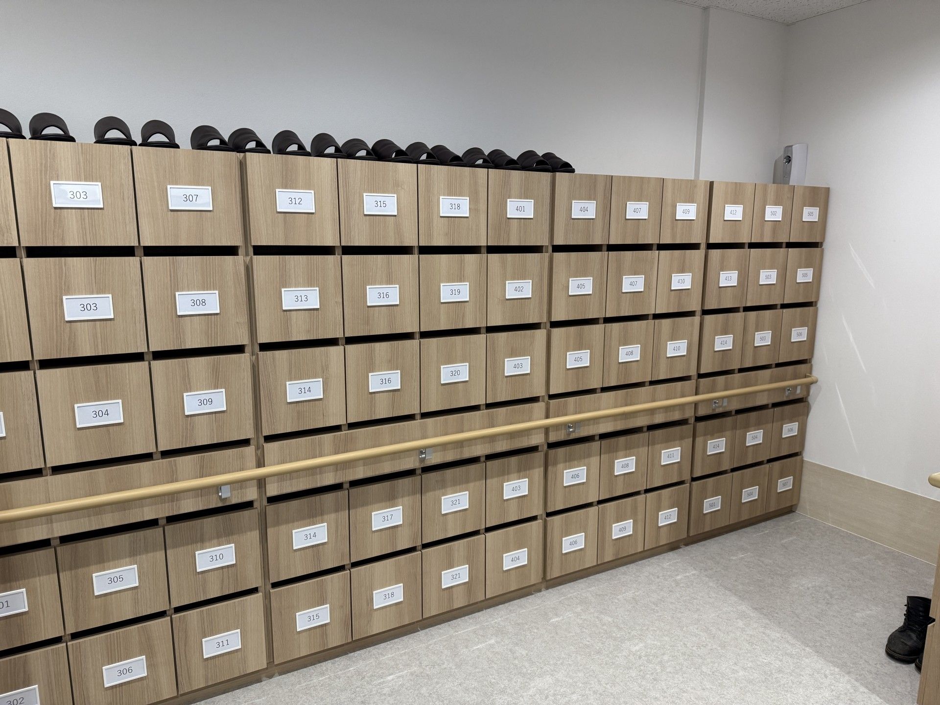 靴箱のある廊下