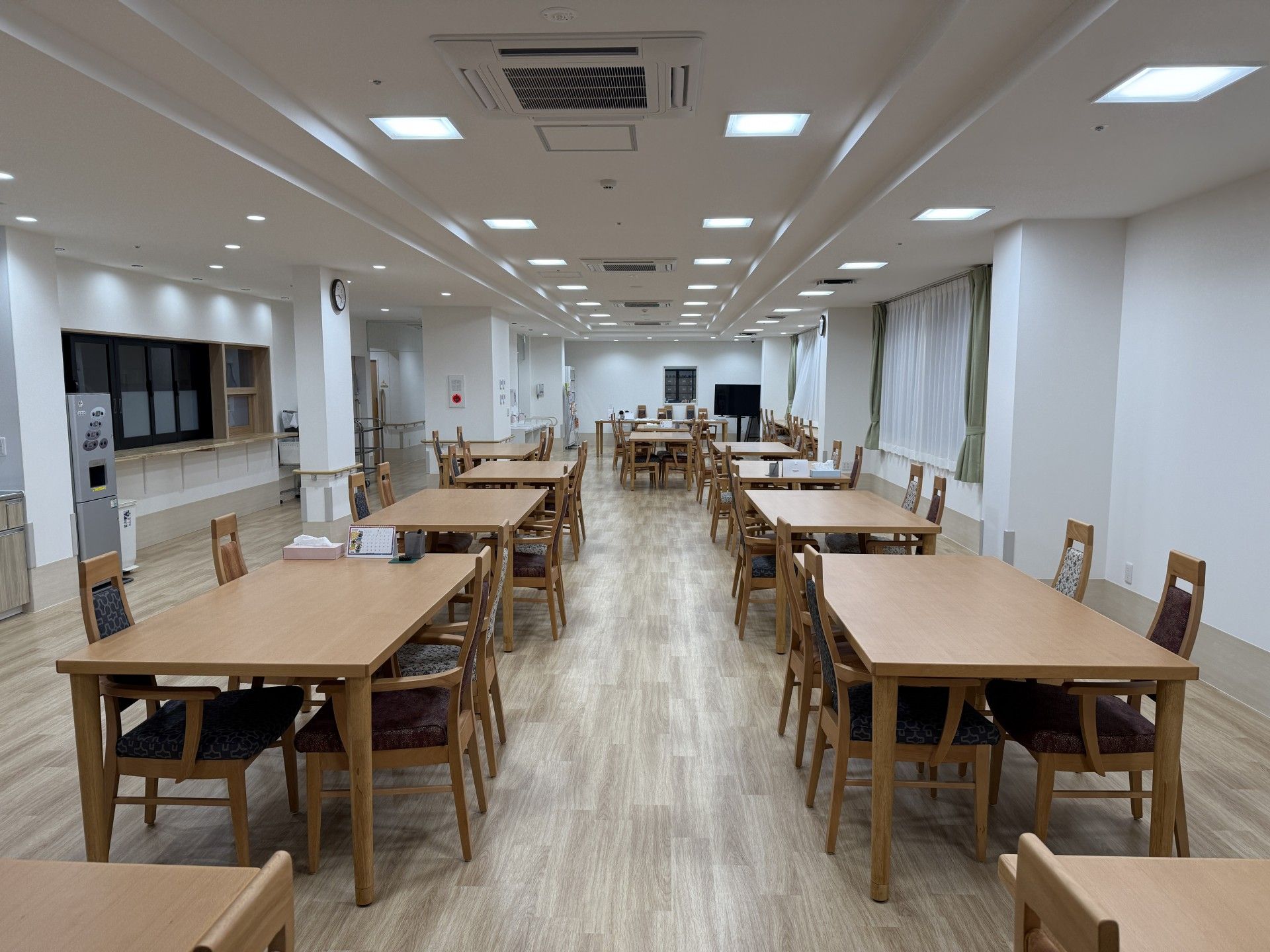 広々とした食事スペース