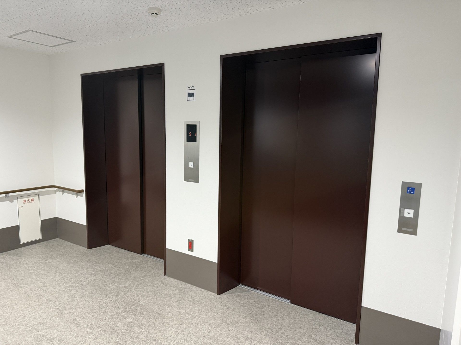 エレベーター前の廊下