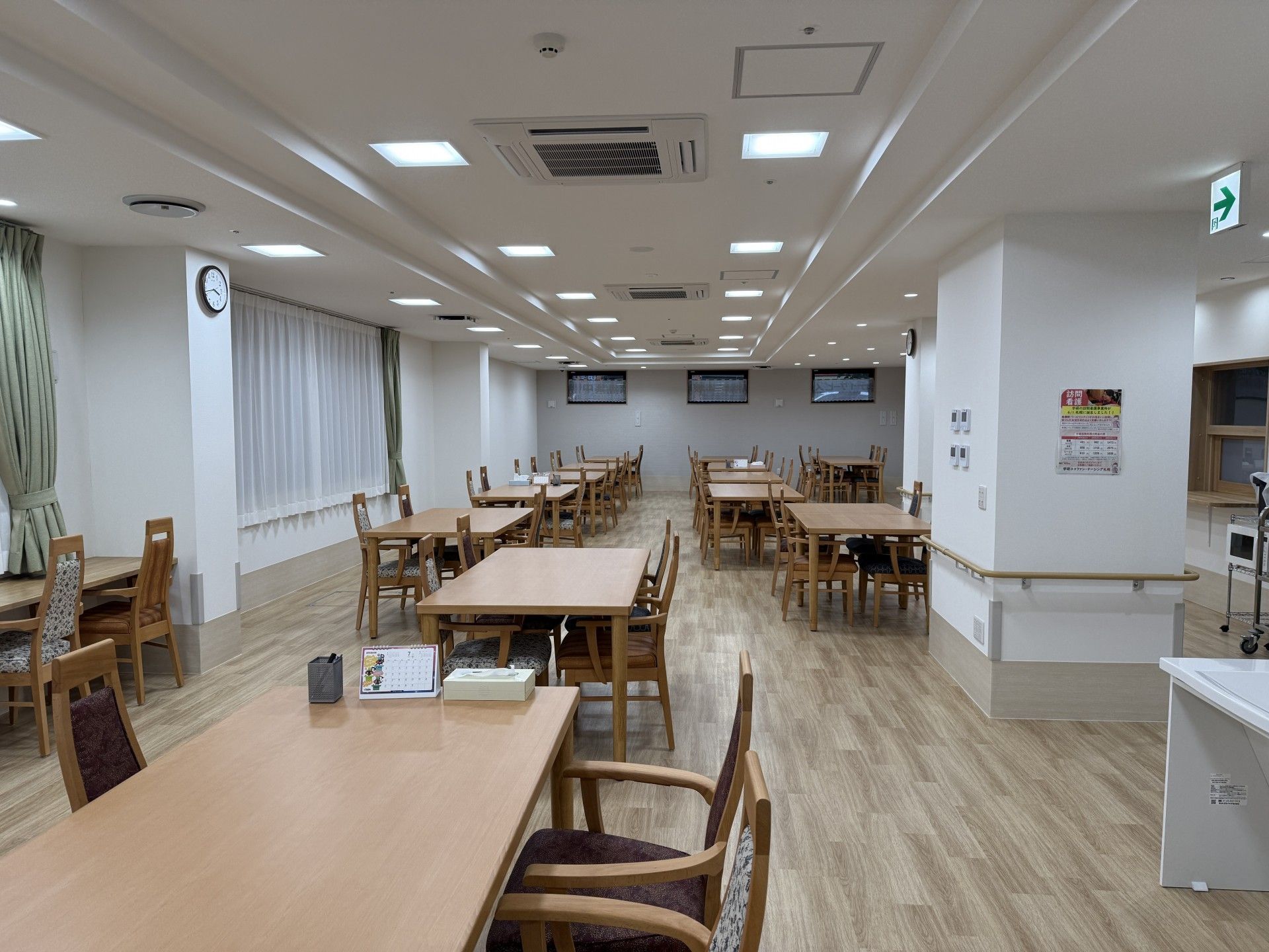 広々とした食事スペース