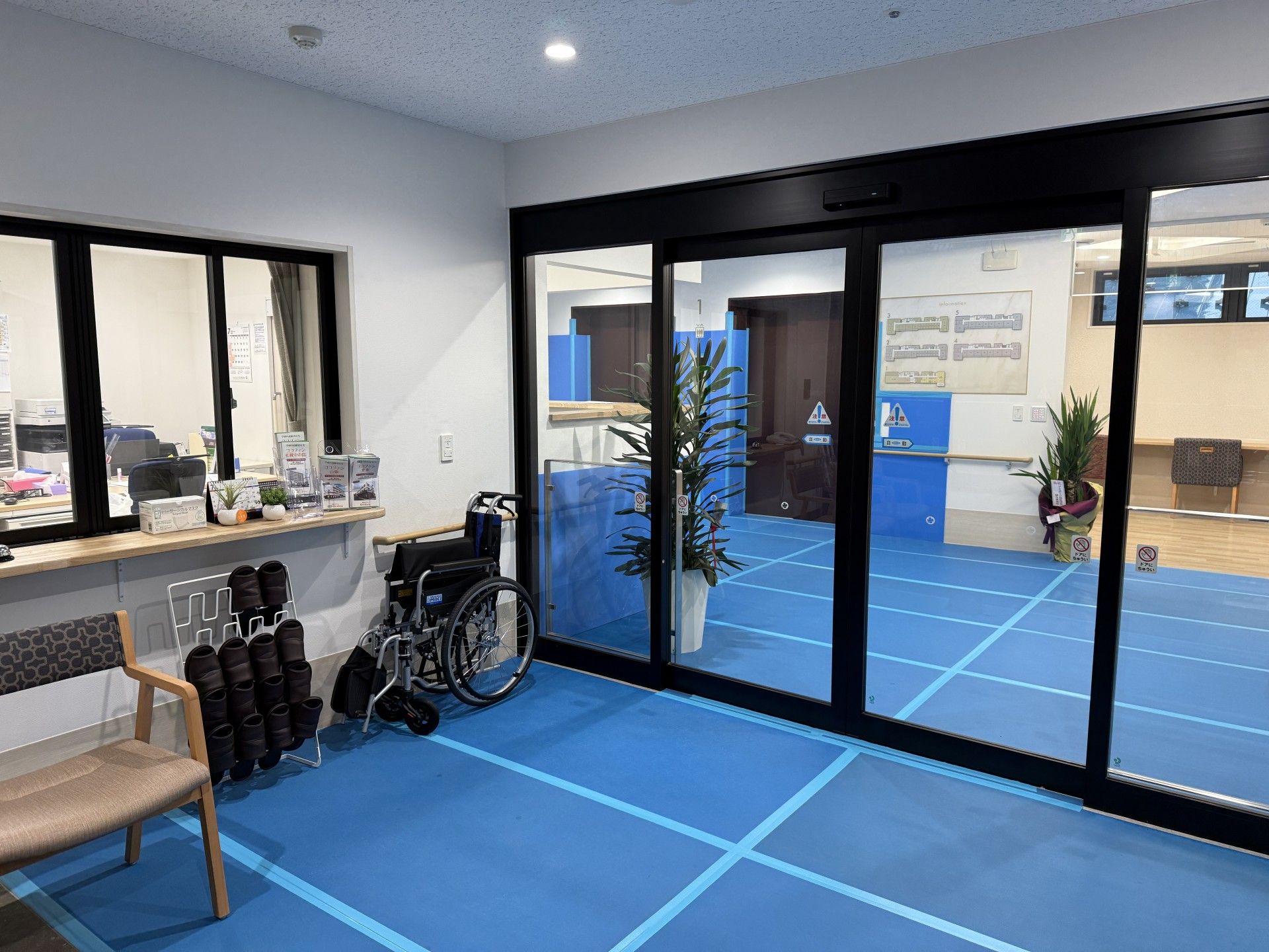 車椅子とスリッパのある入口