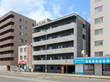 通りに面した建物外観